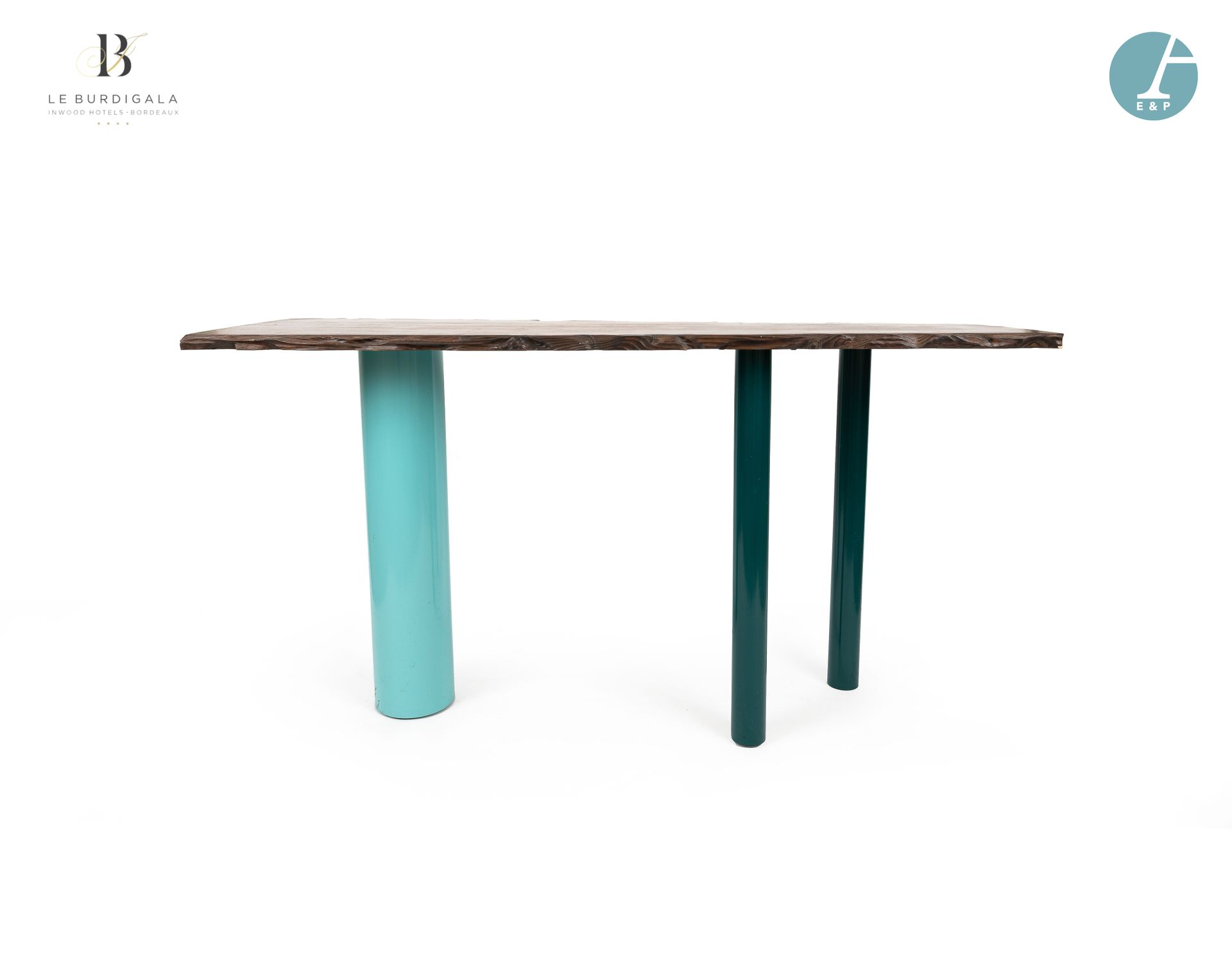 Null 从波尔多的4*酒店Burdigala出发



一张高桌，金属管状底座涂有两种色调的绿色/蓝色，天然木质桌面。高：106厘米 - 宽：200厘米 - &hellip;