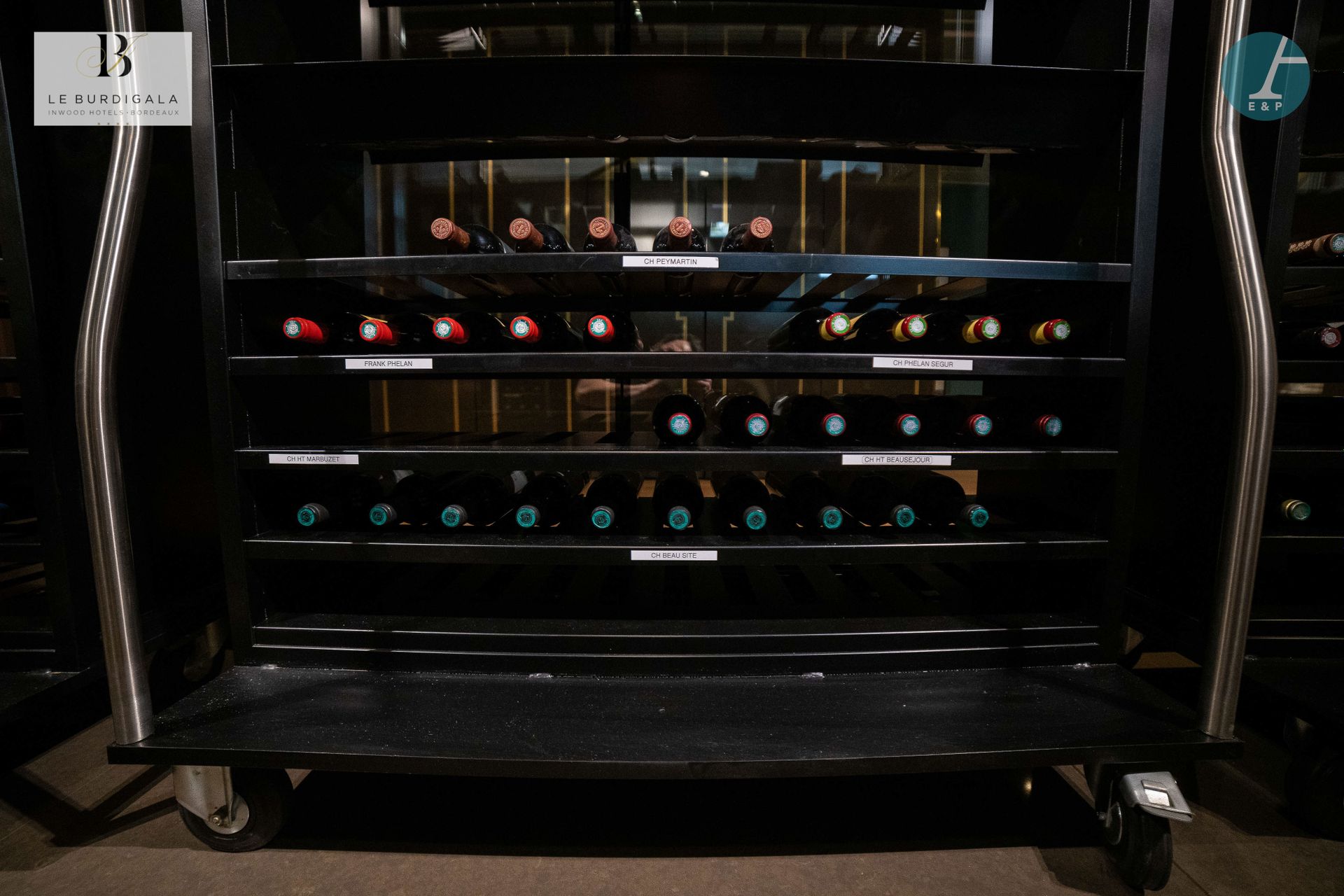 Null 从波尔多的4*酒店Burdigala出发



一个黑色漆面金属的移动式酒瓶展示装置。高：2米 - 宽：1.20米