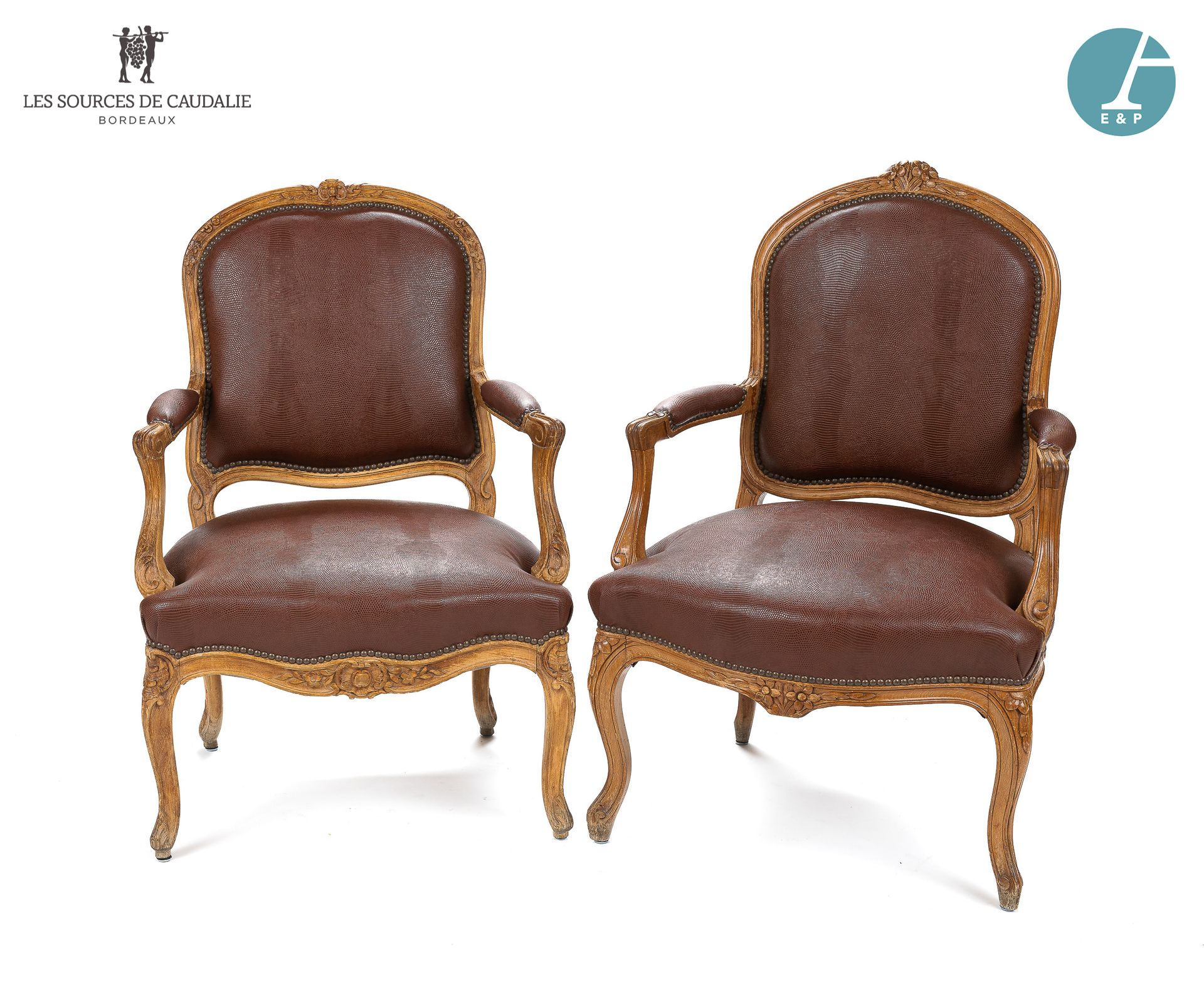 Null From the lobby

Pair of molded and carved natural wood armchairs, khaki gre&hellip;