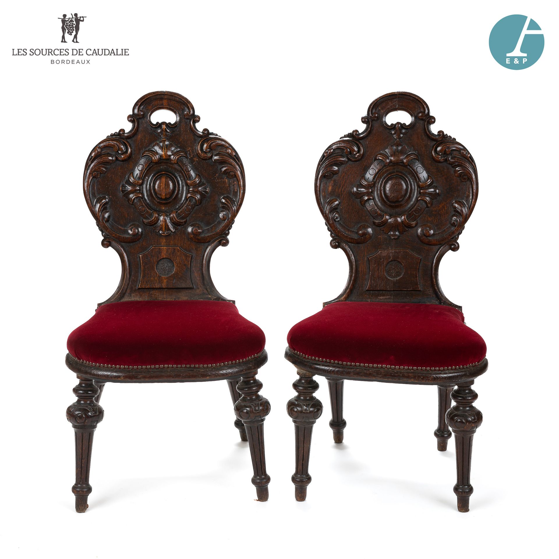 Null Paire de chaises en bois noirci mouluré et sculpté, assise en velours rouge&hellip;