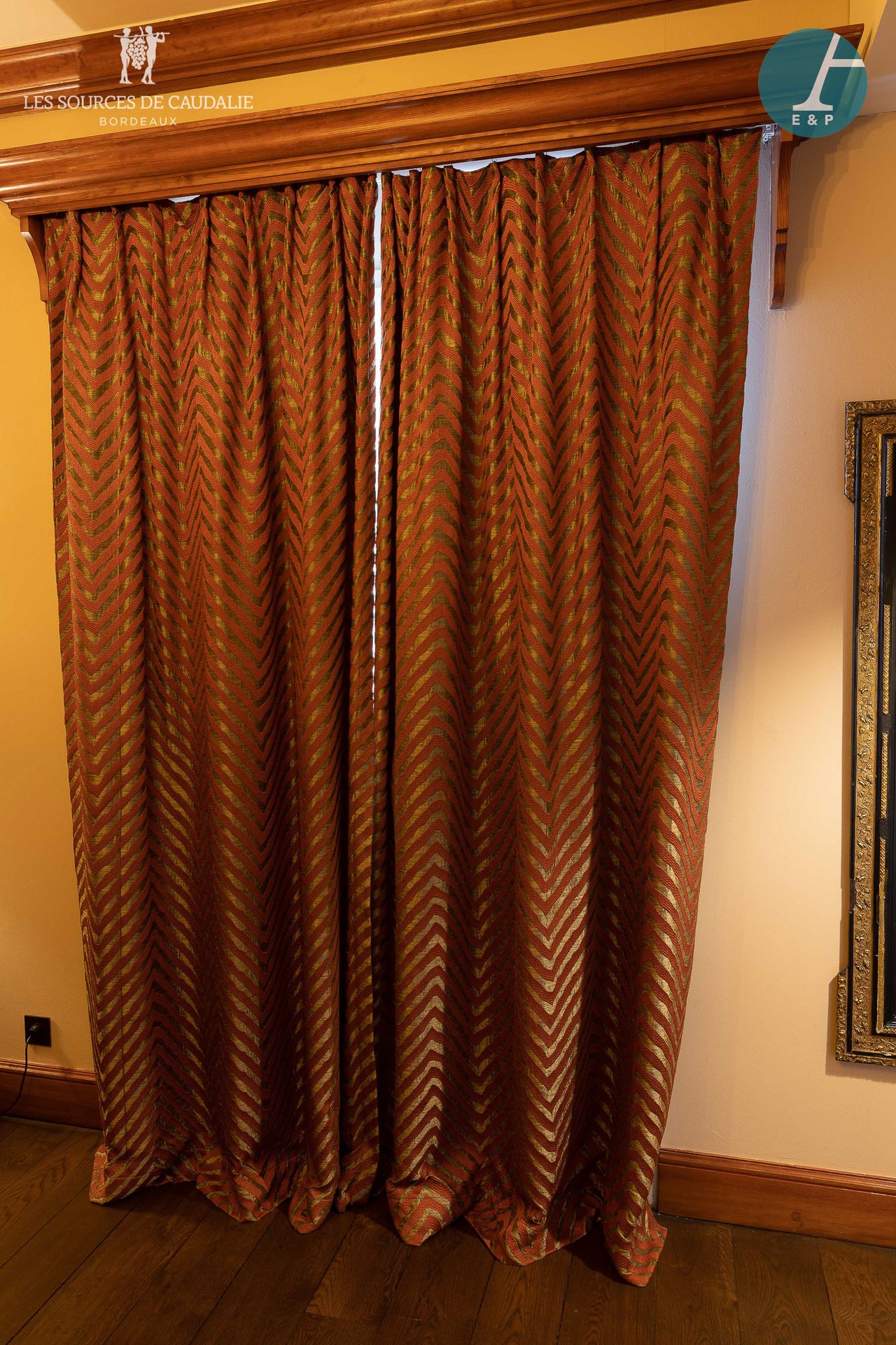 Null 来自14号房间的 "托马斯-杰斐逊"。

两副窗帘，以及它们的遮光衬垫。

高：280厘米 - 宽：100厘米（面板，x4）。