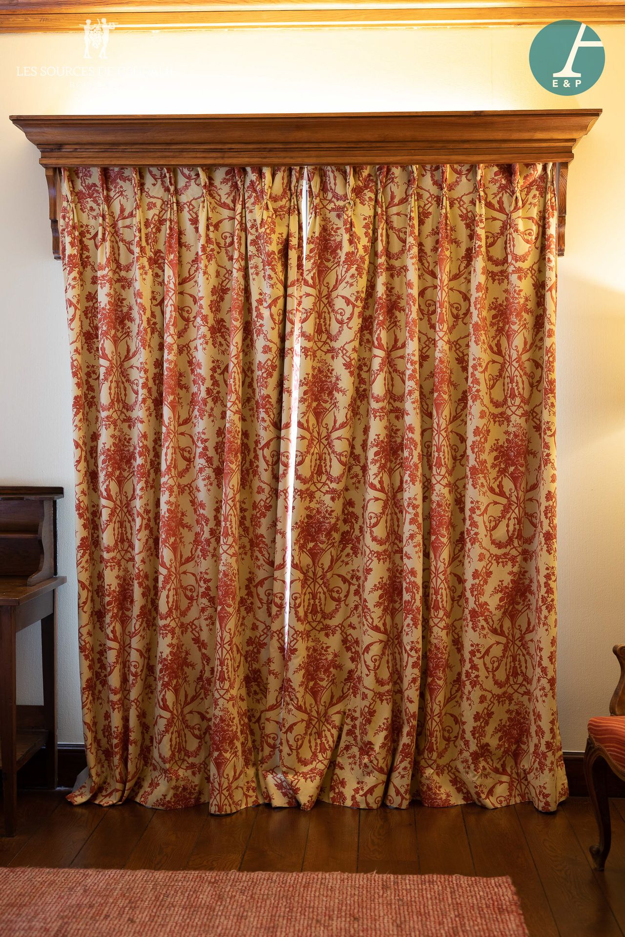 Null 来自8号房间 "Le Bouquet"。

拍品包括一副窗帘和一个百叶窗，有遮光衬里。

高：250厘米 - 宽：100厘米（2）。