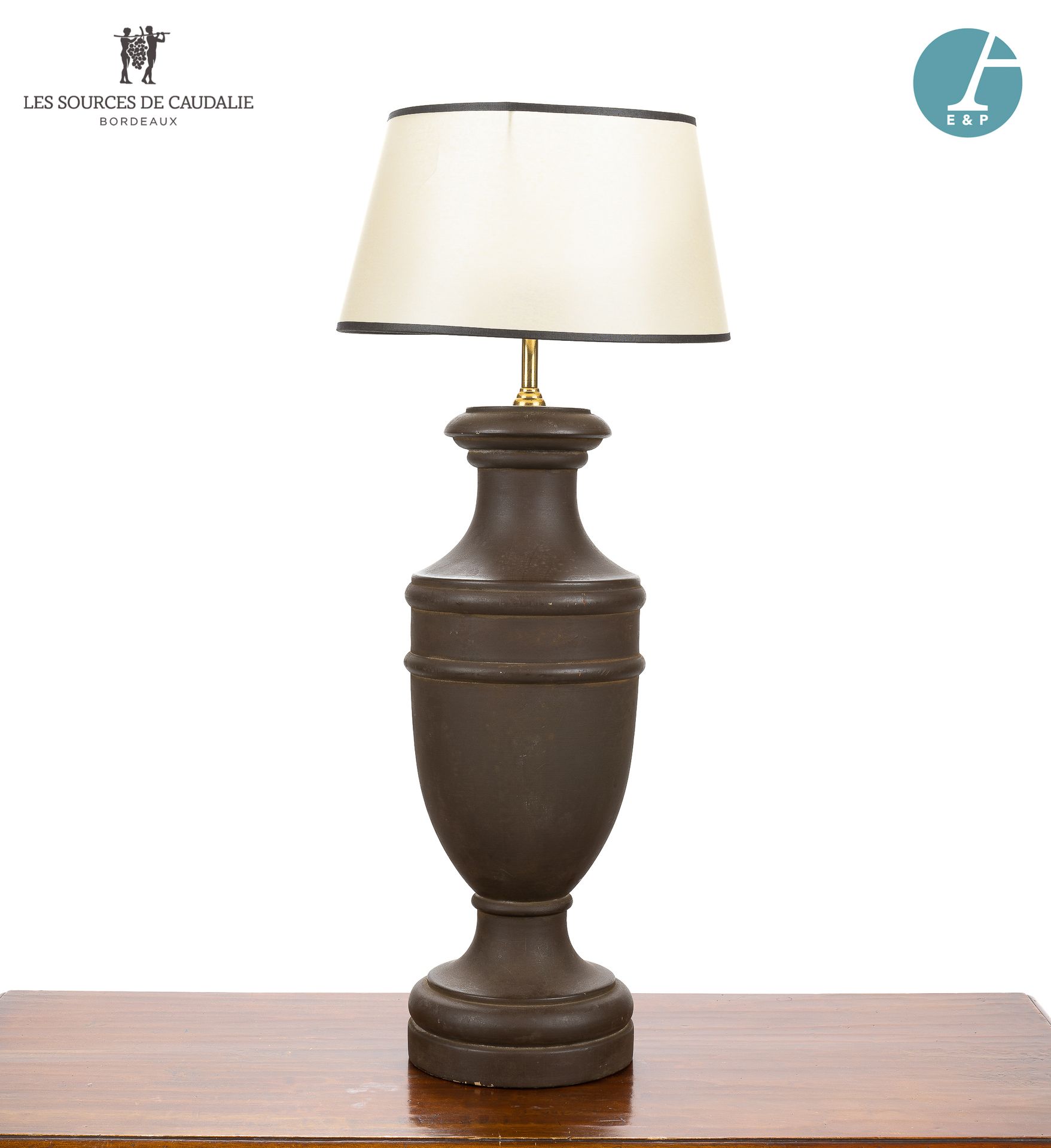 Null From the room n°8 "Le Bouquet

Lamp of baluster form in brown lacquered res&hellip;