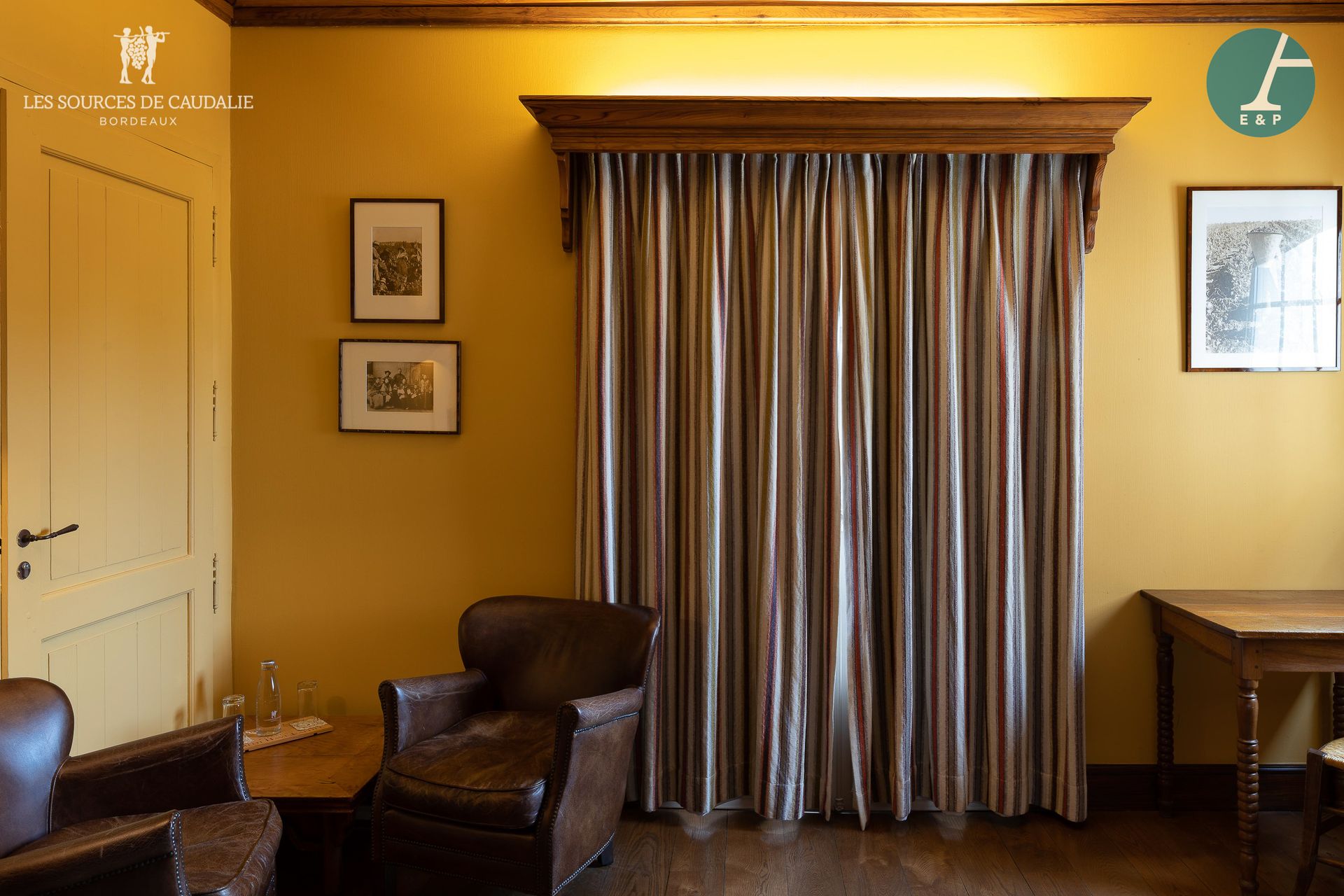Null 从7号房间 "Le Vigneron "开始

拍品包括一对窗帘和一个红灰白竖条纹的窗帘，有遮光衬里。

高：250厘米 - 宽：100厘米（X2）。