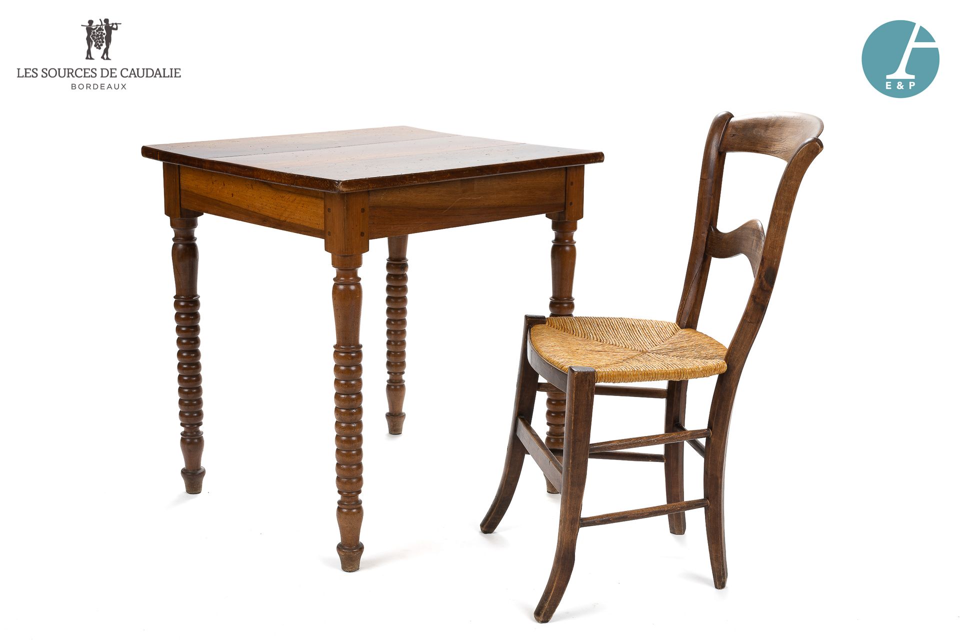 Null 从7号房间 "Le Vigneron "开始

拍品包括一张天然木桌，环形桌腿和一张天然木椅，草席。

桌子高：74厘米 - 宽：71.5厘米 - 深&hellip;