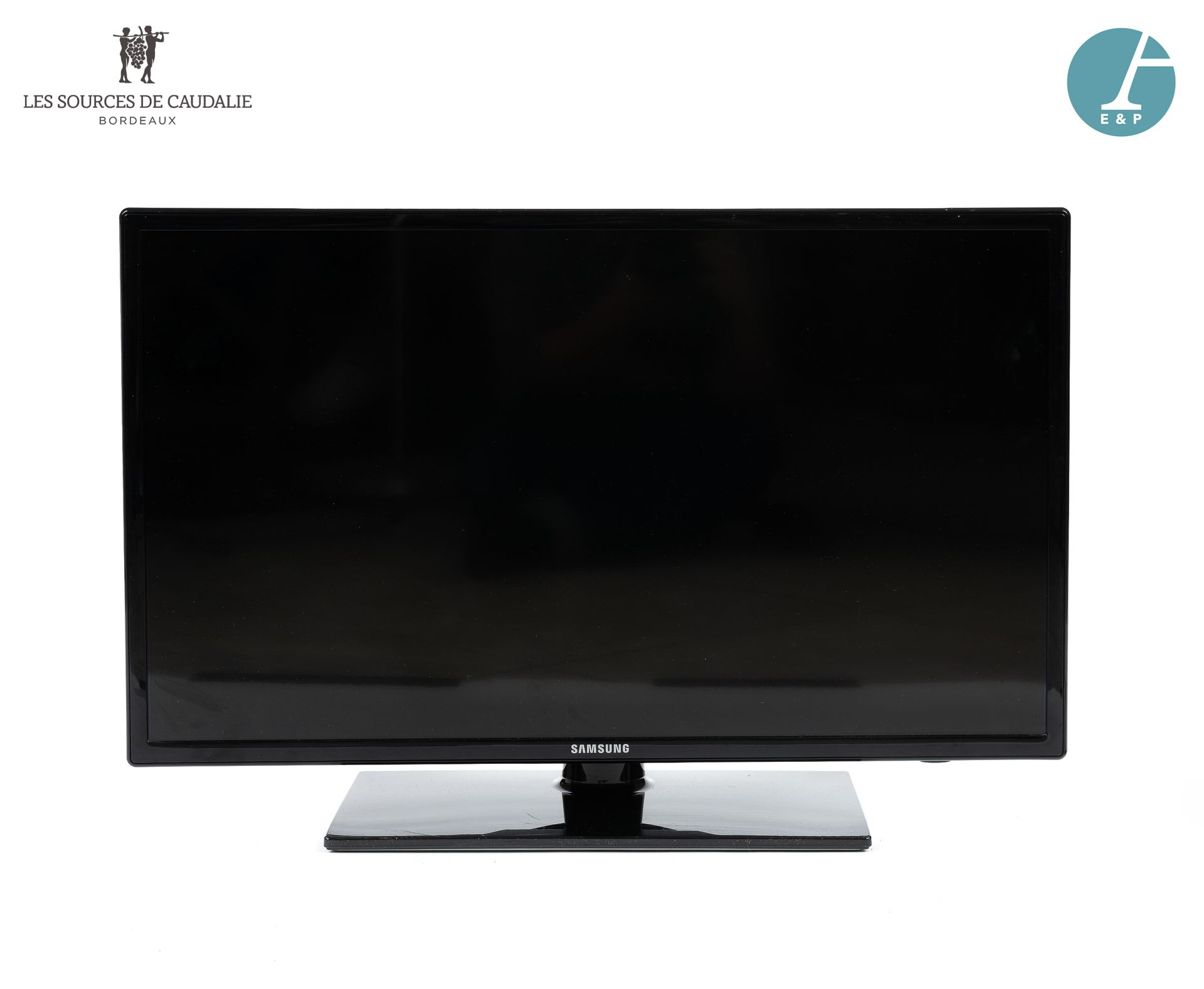 Null From room n°17 "Les Epices

Television SAMSUNG Model HG32EA470 on stand. So&hellip;