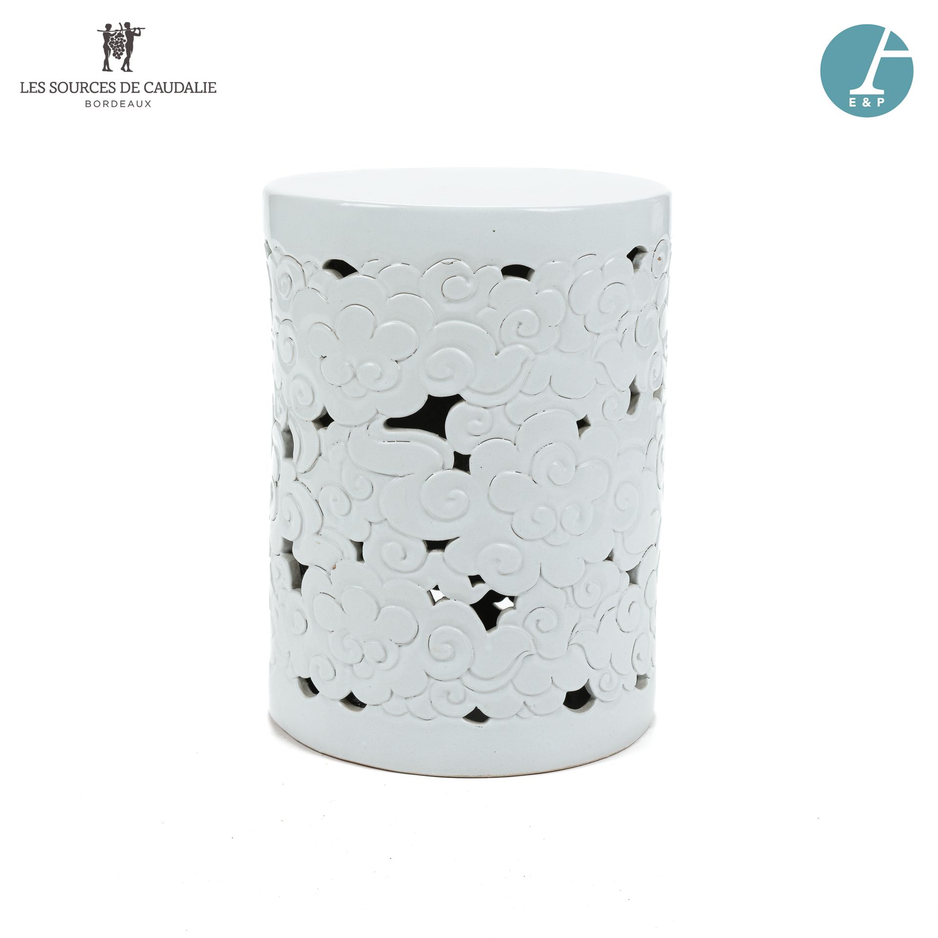 Null 从11号房间 "Les Vendanges "开始。

白色陶瓷凳子上有云彩装饰。

高：41厘米 - 直径：30厘米
