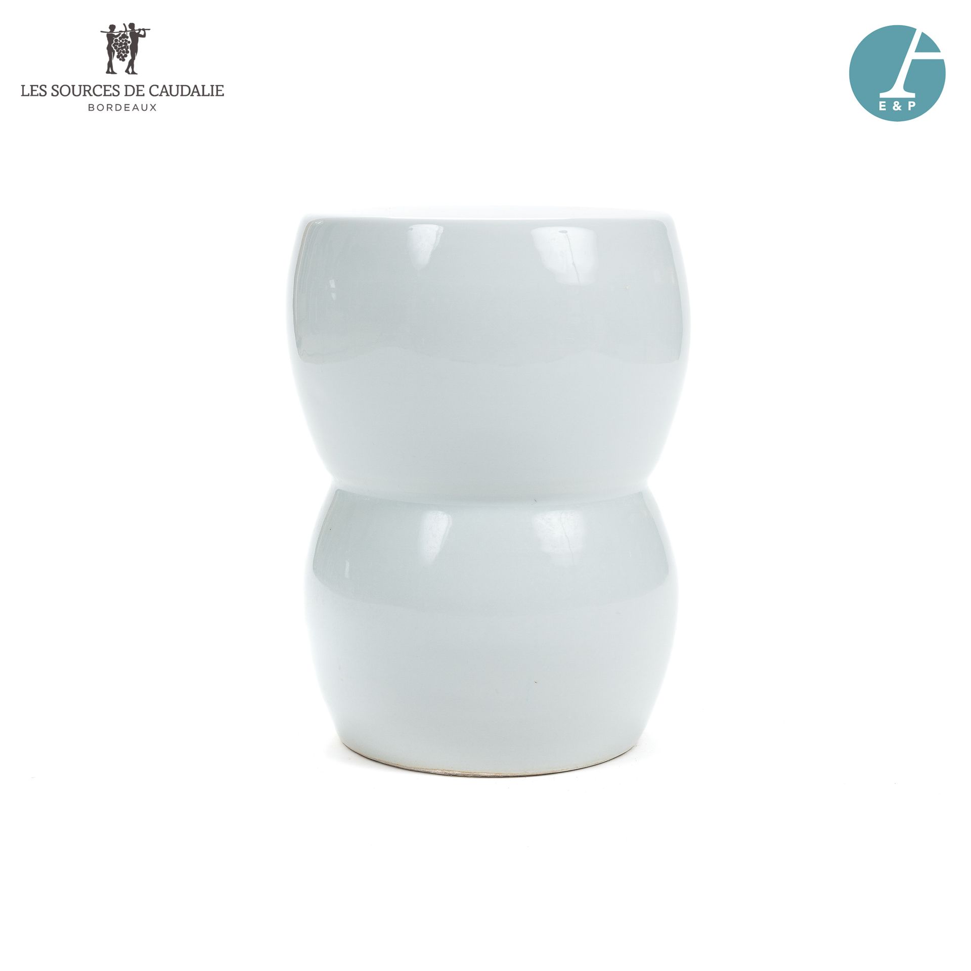 Null From the room n°3 "Les Pampres

White (slightly bluish) ceramic stool.

H: &hellip;