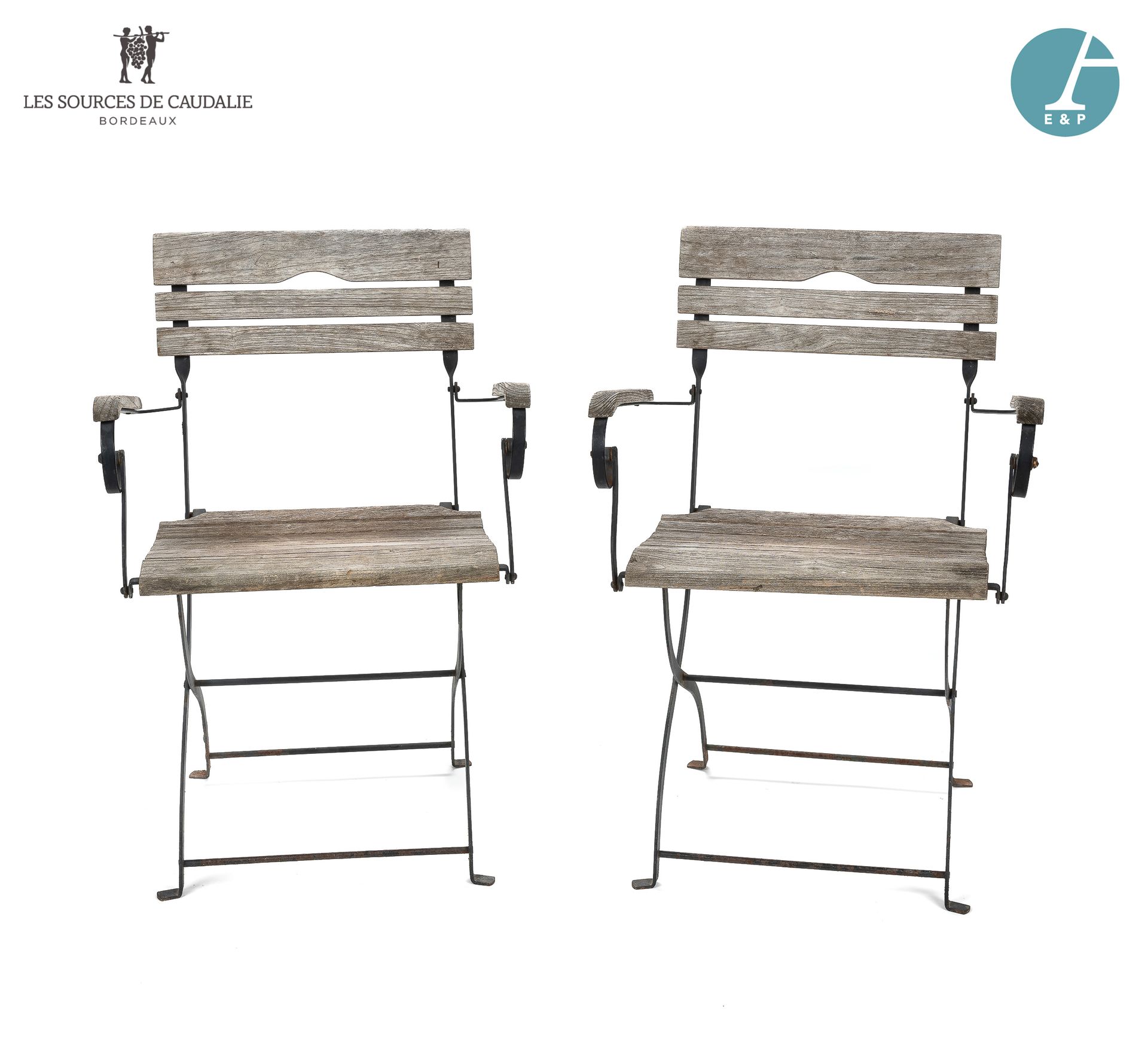 Null 一对锻铁花园扶手椅，柚木座椅和椅背。

使用条件。

扶手椅 高：89.5厘米 - 宽：64.5厘米 - 深：55厘米