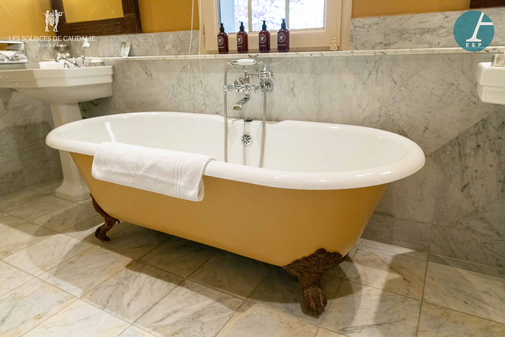 Null 从17号房间 "Les Epices "开始

铸铁浴缸外面涂有黄色的珐琅，爪子脚。

高：59厘米 - 宽：168.5厘米 - 深：79.5厘米