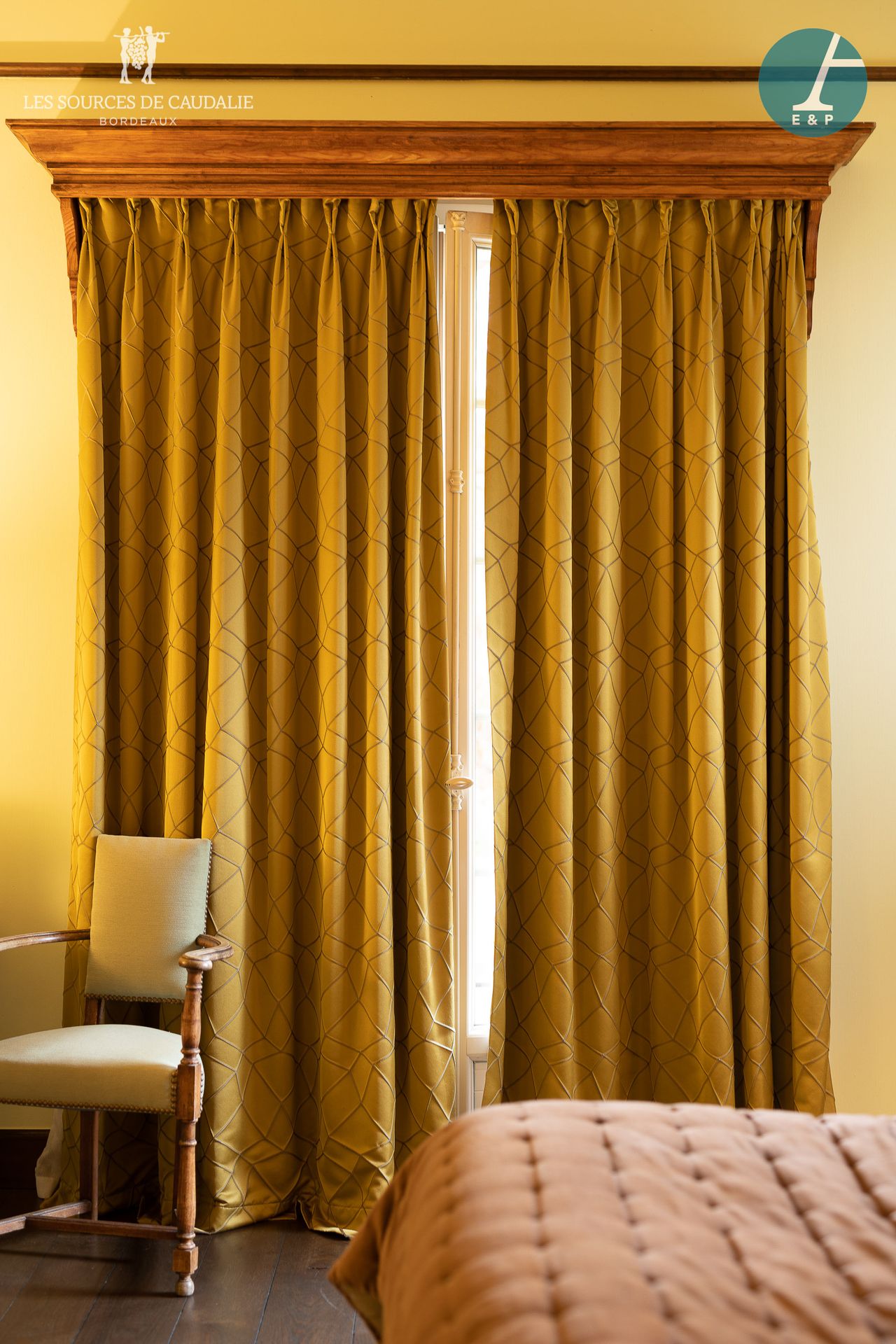 Null 来自1号房间的 "L'Etiquette"。

拍品包括一对窗帘和一个百叶窗，黄色织物，有交错图案，有遮光衬里。

高：250厘米 - 宽：100厘米&hellip;