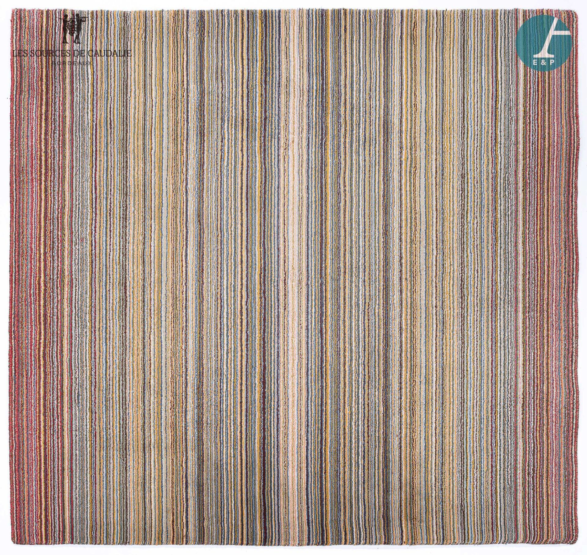 Null 来自1号房间的 "L'Etiquette"。

TOULEMONDE BOCHART，地毯上有细密的多色条纹，以蓝色、棕色和绿色为主色调。

宽：23&hellip;