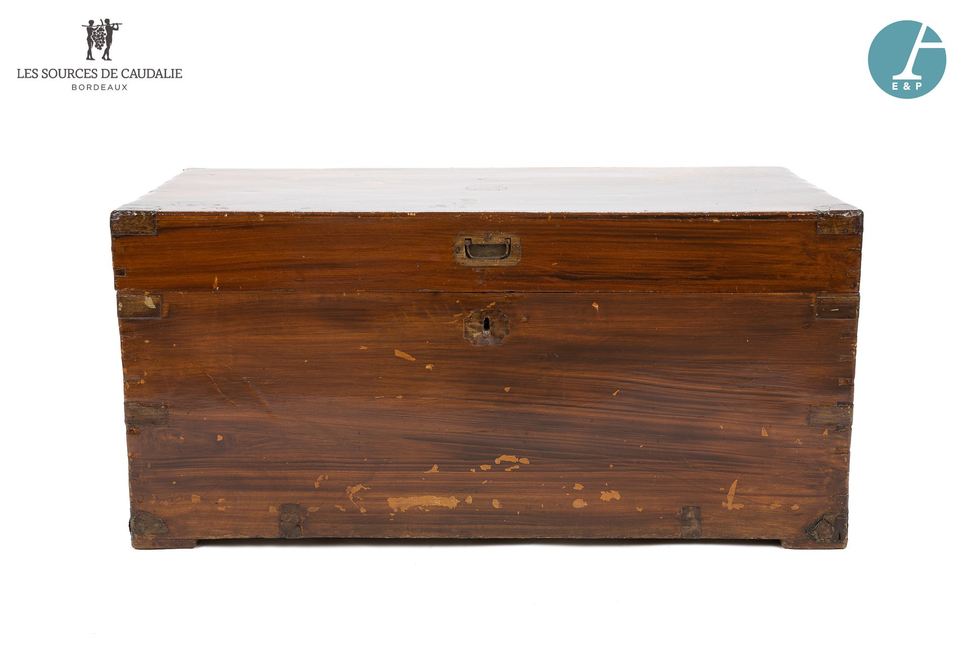 Null From the room n°12 "Le Chêne Liège

Varnished wood chest of drawers.

H: 50&hellip;