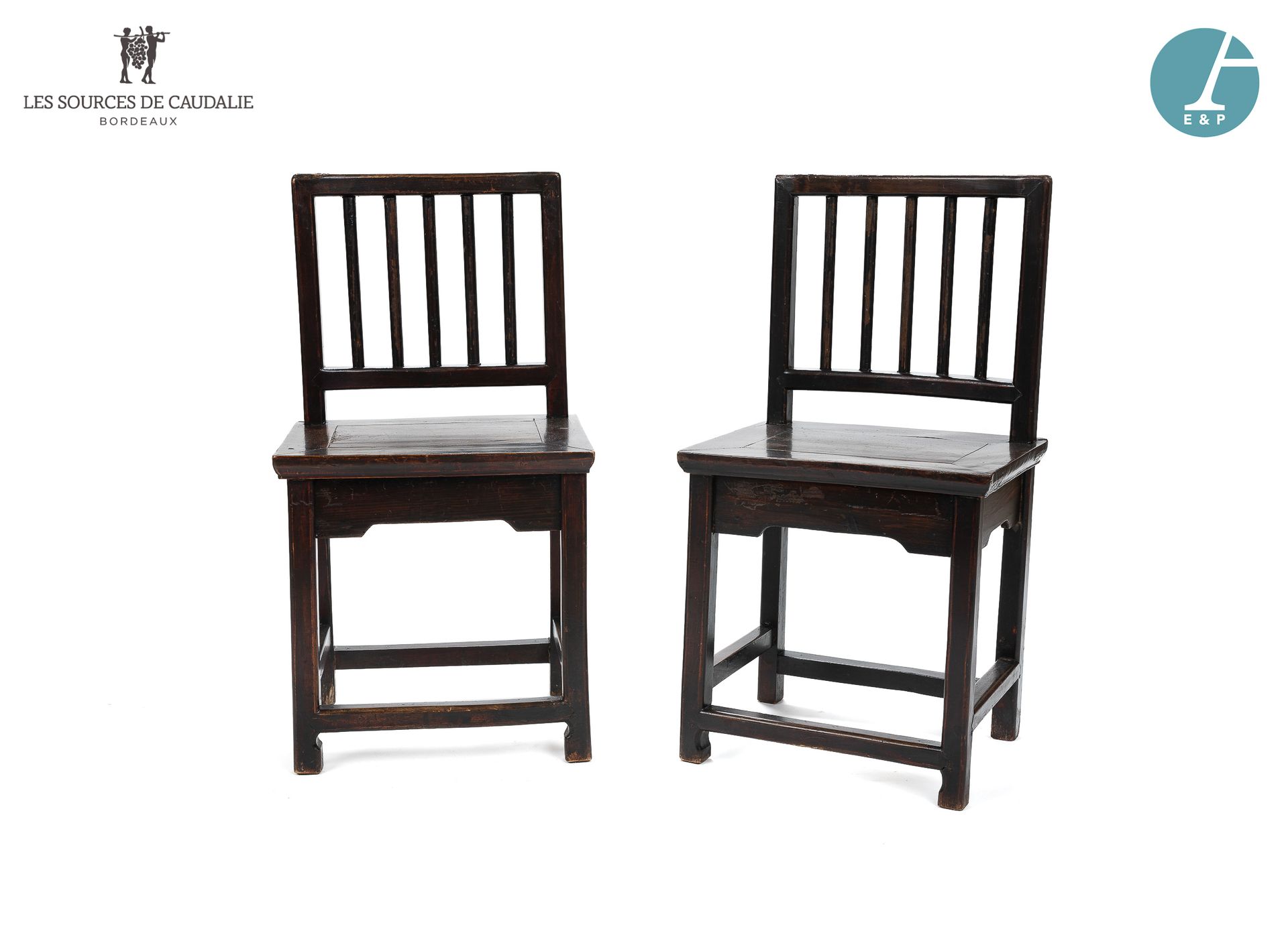 Null 从17号房间 "Les Epices "开始

一对桃花心木染色的木椅。以中国的方式。

高：83厘米 - 宽：44厘米 - 深：34厘米