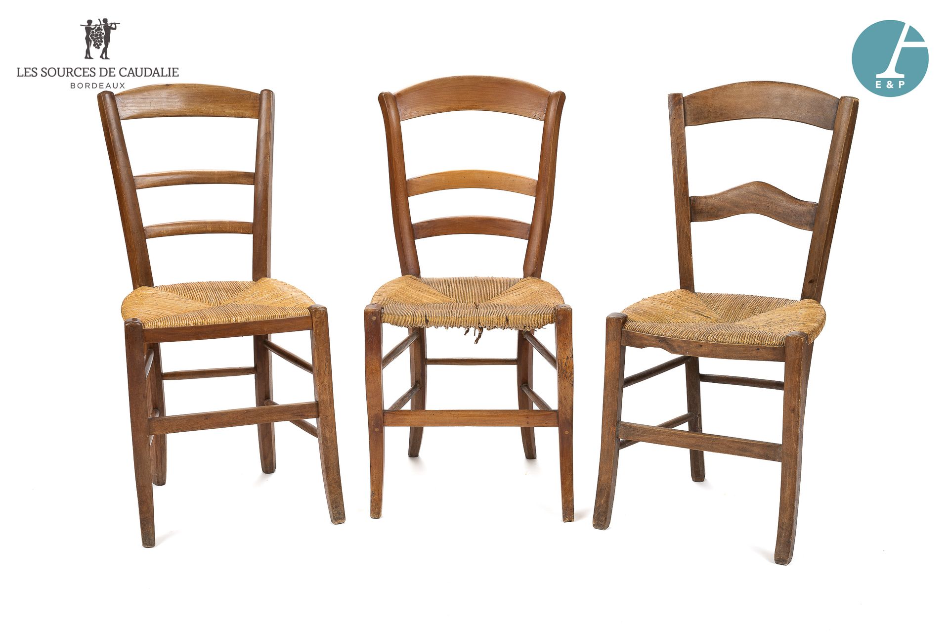 Null Set aus drei strohgefüllten Stühlen. Zustand der Benutzung.

H: 86cm - B: 3&hellip;