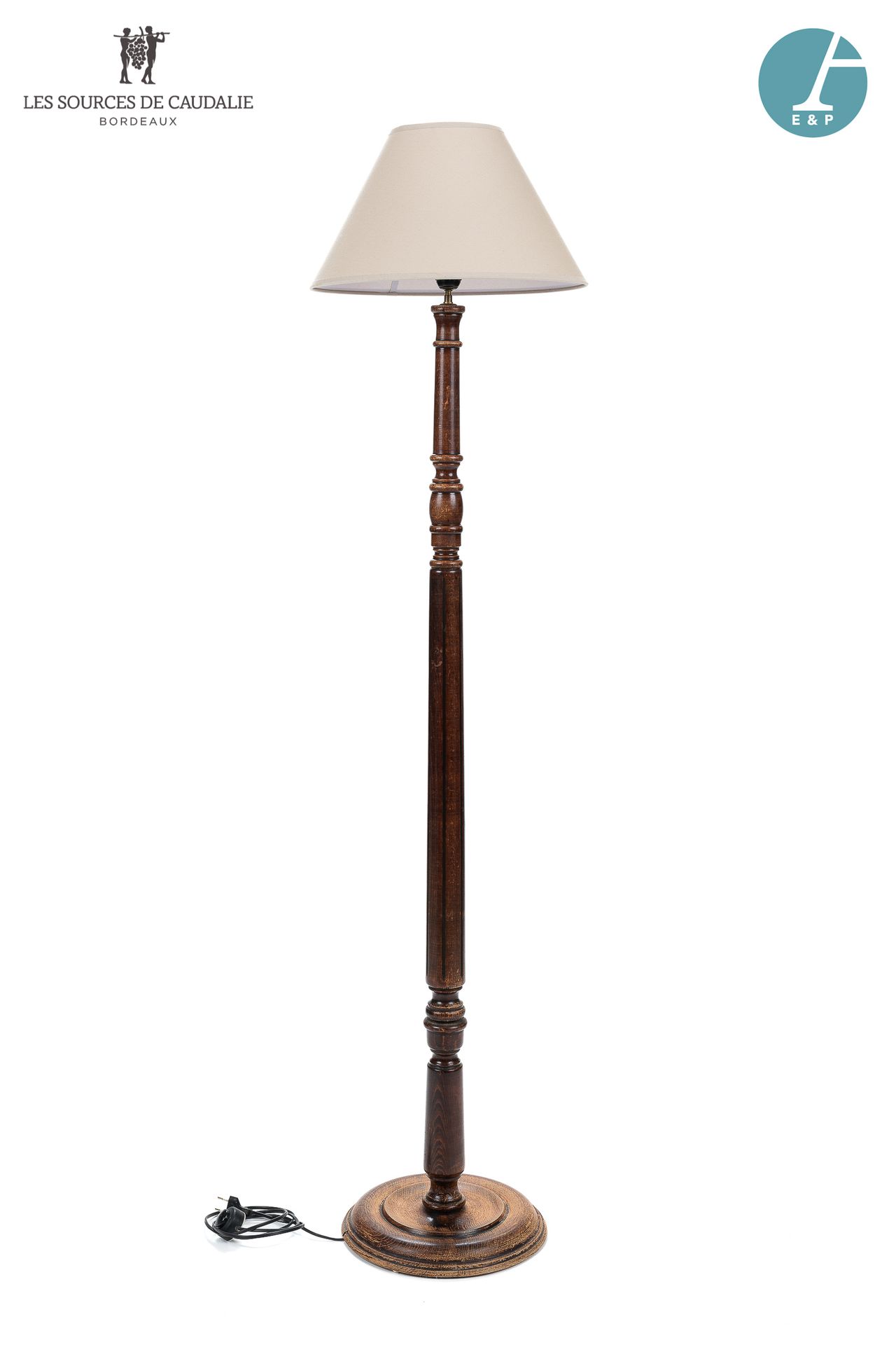 Null Aus dem Zimmer Nr. 3 "Les Pampres".

Stehlampe aus Naturholz mit geriffelte&hellip;