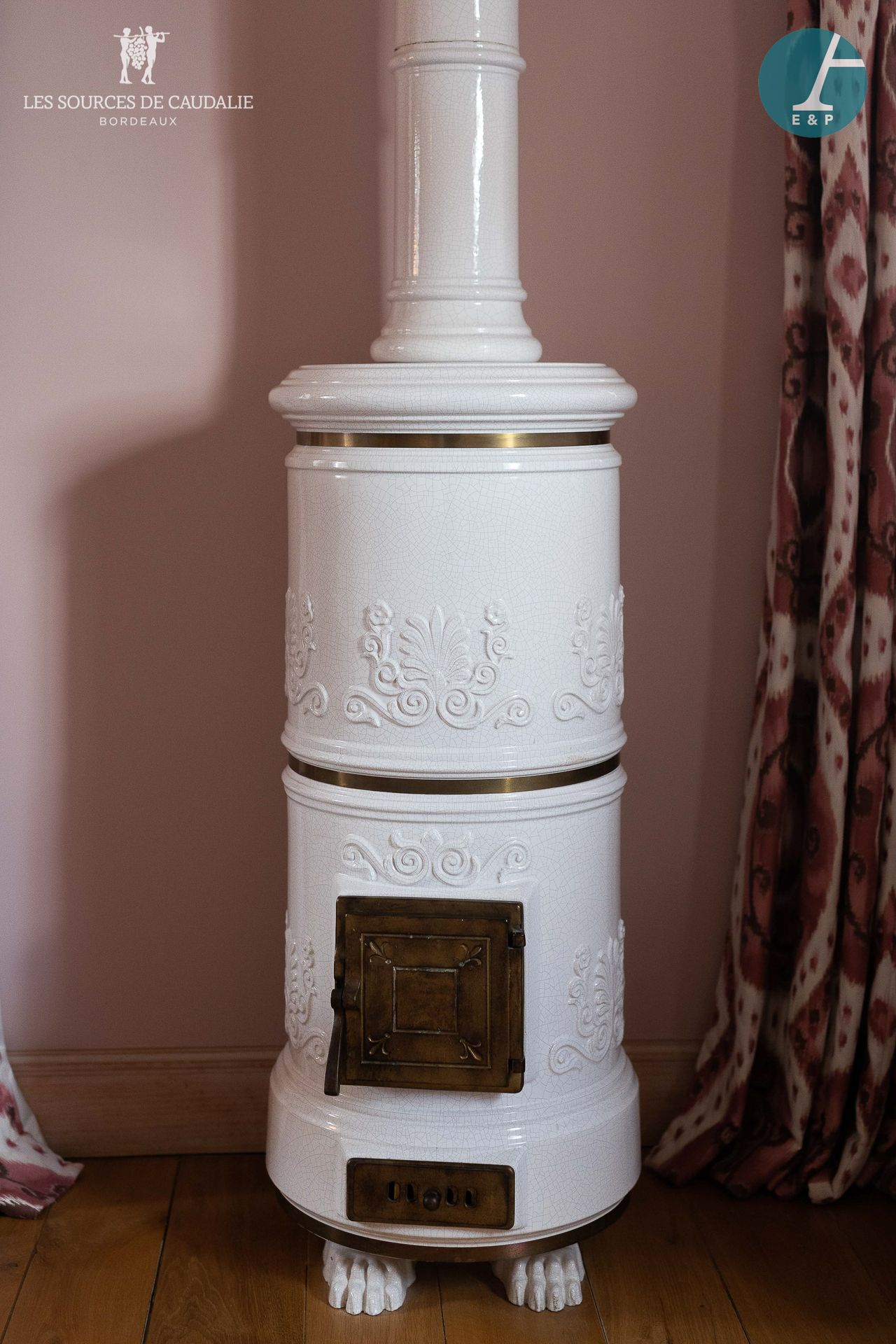 Null 从11号房间 "Les Vendanges "出发

白色搪瓷铸铁炉，置于爪脚上，饰有棕榈花纹。19世纪晚期。

高：127厘米 - 宽：直径48厘米
