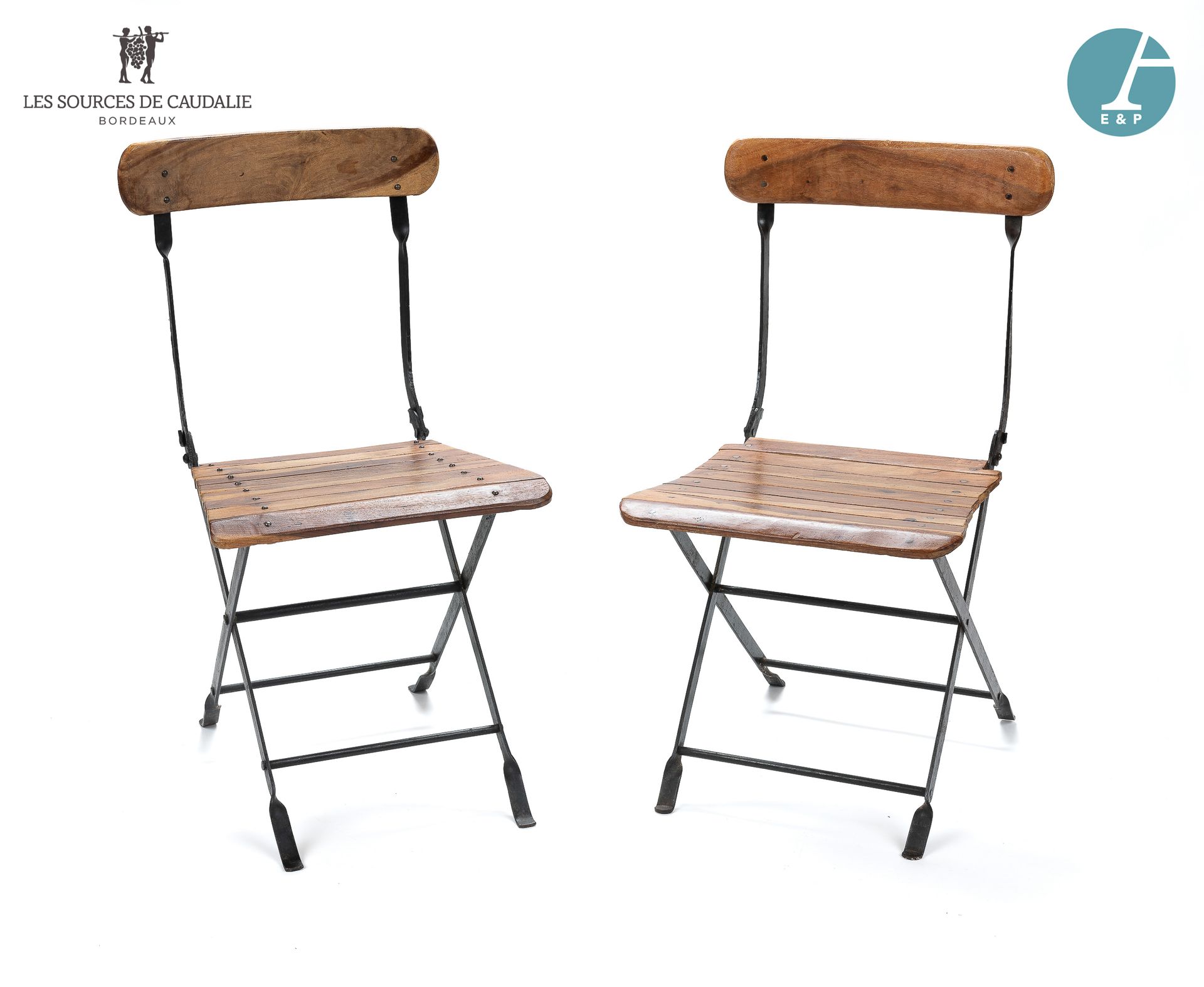 Null 从5号房间 "Le Tonnelier "开始。

一对锻铁和天然木制的折叠椅。

高：88厘米 - 宽：47.5厘米 - 深：50厘米