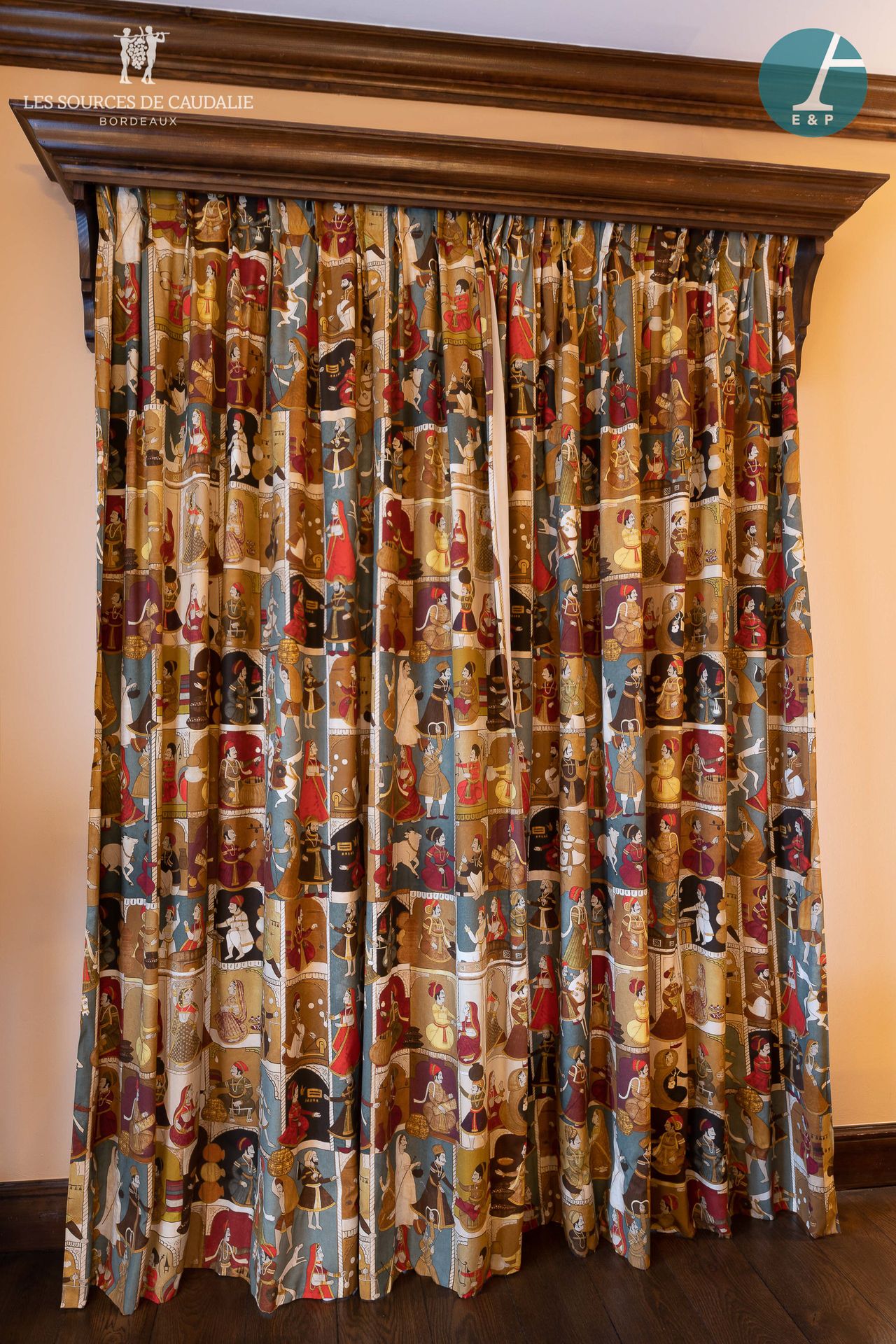 Null 从17号房间 "Les Epices "开始

一套两对窗帘，内衬遮光布和三个百叶窗，采用皮埃尔-弗莱的织物，有印度马哈拉吉的装饰。

窗帘：高：21&hellip;