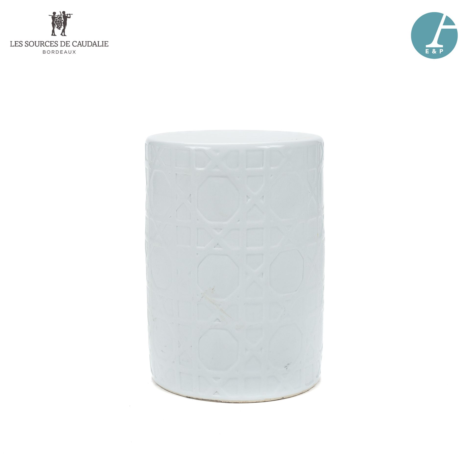 Null From the room n°5 "Le Tonnelier

White (slightly bluish) ceramic stool with&hellip;