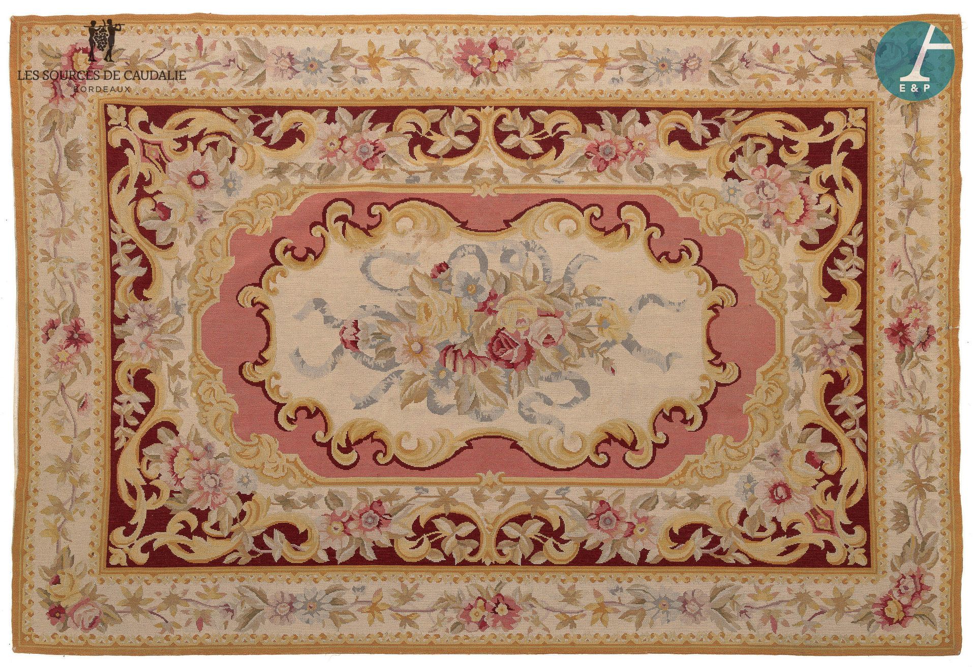 Null 从11号房间 "Les Vendanges "开始

萨翁内里风格的地毯，在粉红色背景上装饰有花环。

长：240厘米 - 宽：160厘米