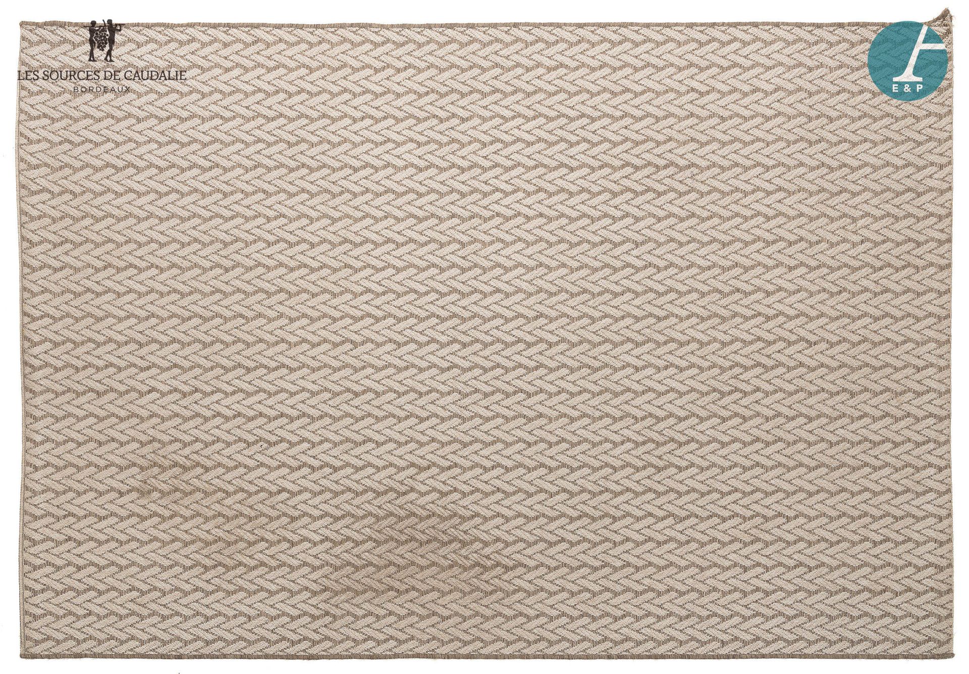 Null 从5号房间 "Le Tonnelier "出发

米色背景的地毯 型号：MOOREA

品牌WINKLER。100% 聚丙烯

160x230厘米

&hellip;