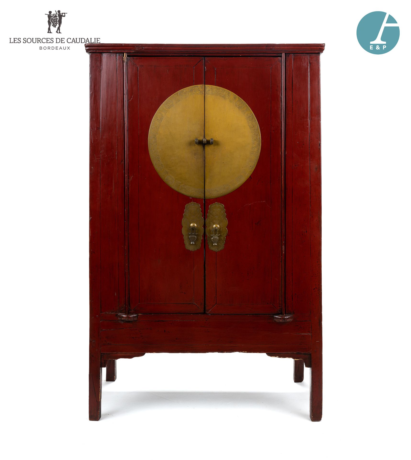Null 从17号房间 "Les Epices "开始

红色漆木柜，前面开有两扇门，装饰有一个凿刻和镀金的铜盘。

 以中国的方式。

高：174厘米 - 宽&hellip;
