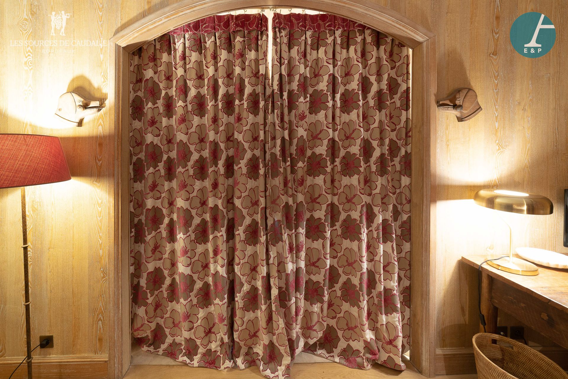Null 从5号房间 "Le Tonnelier "出发

拍品包括两对米色和红色面料的可翻转窗帘，有花朵图案。

高：250厘米 - 宽：100厘米（X4）。