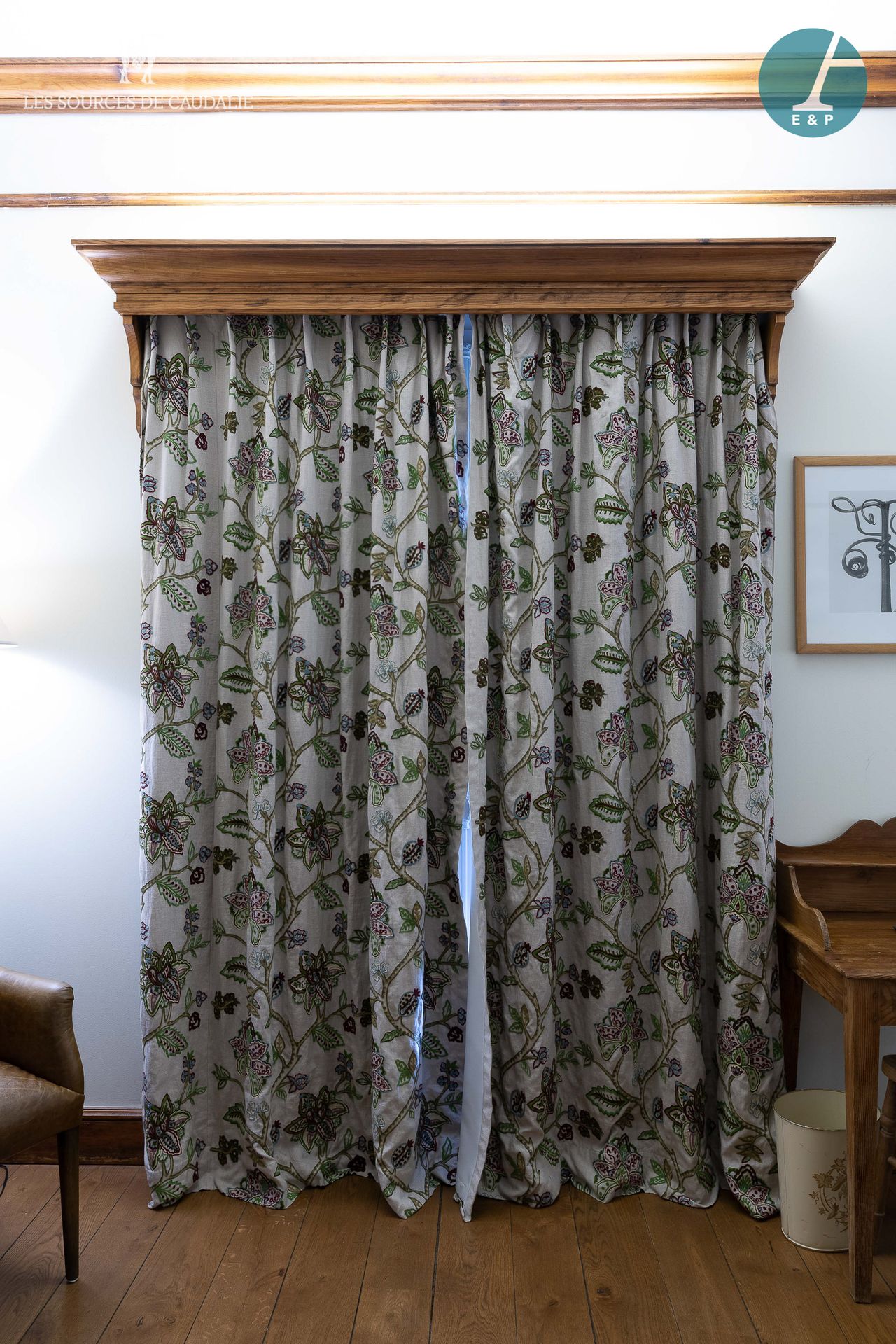 Null 从3号房 "Les Pampres "出发

拍品包括一副窗帘和一个白底花纹的百叶窗，有遮光衬里。

高：250厘米 - 宽：100厘米（X2）。