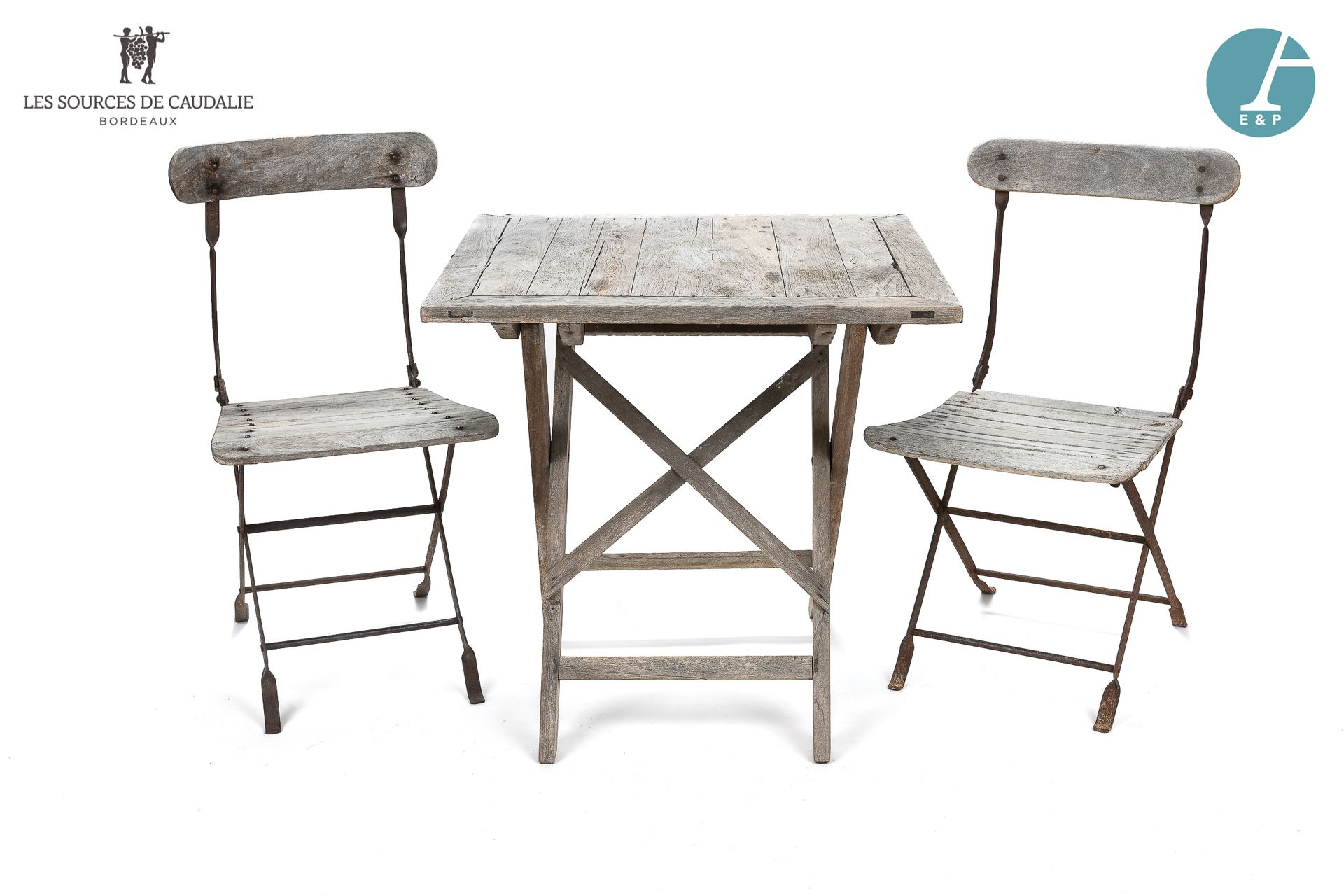 Null 从8号房间 "Le Bouquet "开始。

一套花园家具，包括一张柚木折叠桌和一对锻铁和柚木折叠椅。

桌子高：75厘米 - 宽：75厘米

椅子&hellip;