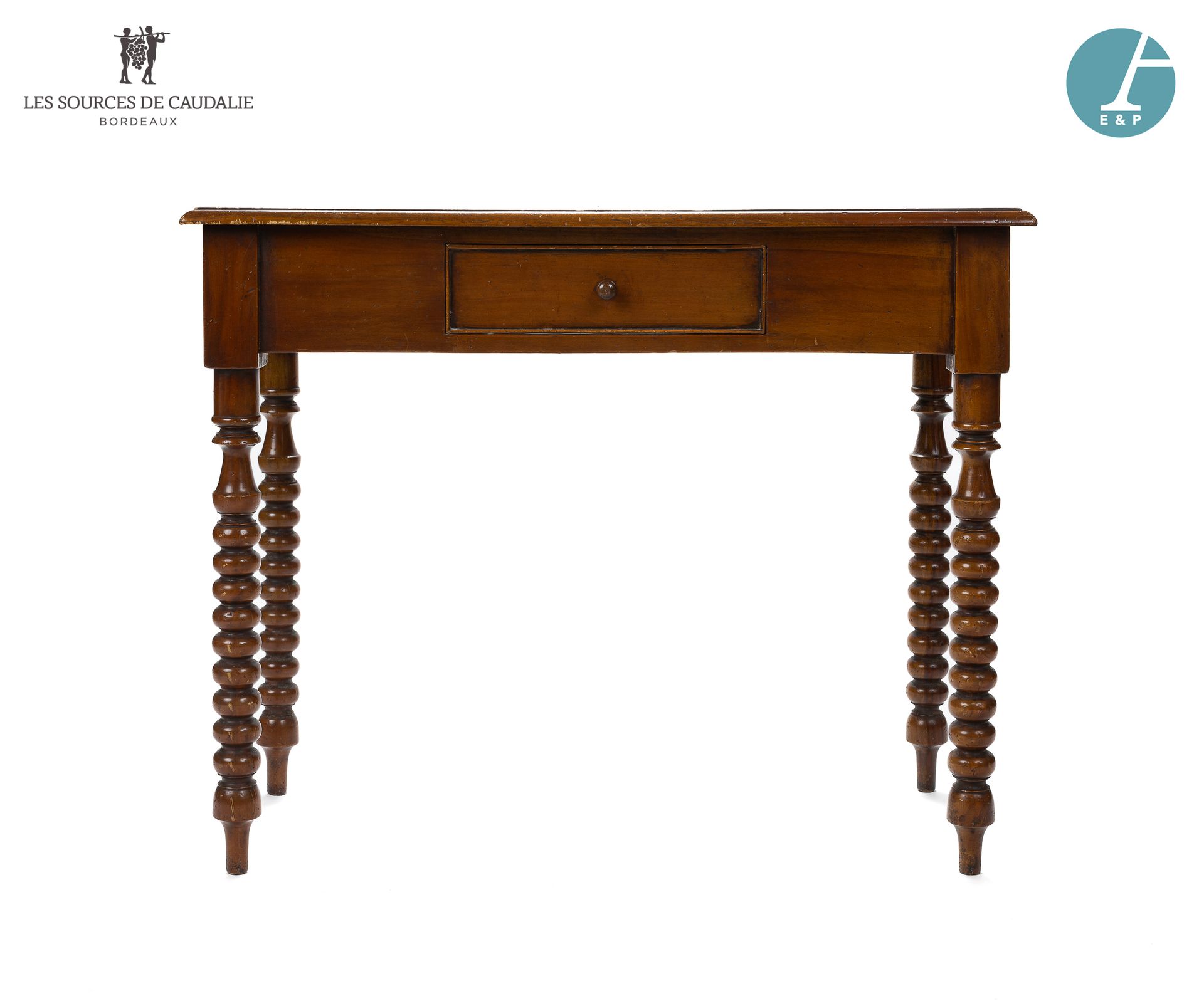 Null 从16号房间 "Les Navigateurs "开始

天然木材的小桌子，腰部有一个抽屉，环形腿。

高：74厘米 - 宽：92厘米 - 深：42厘&hellip;