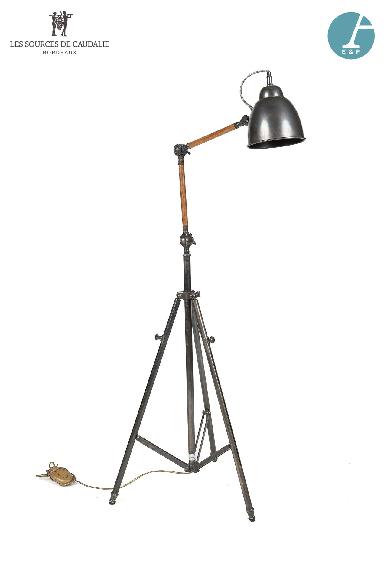 Null Gelenkige Stehlampe aus Metall und Holz im Industriestil.

H: 177,5cm