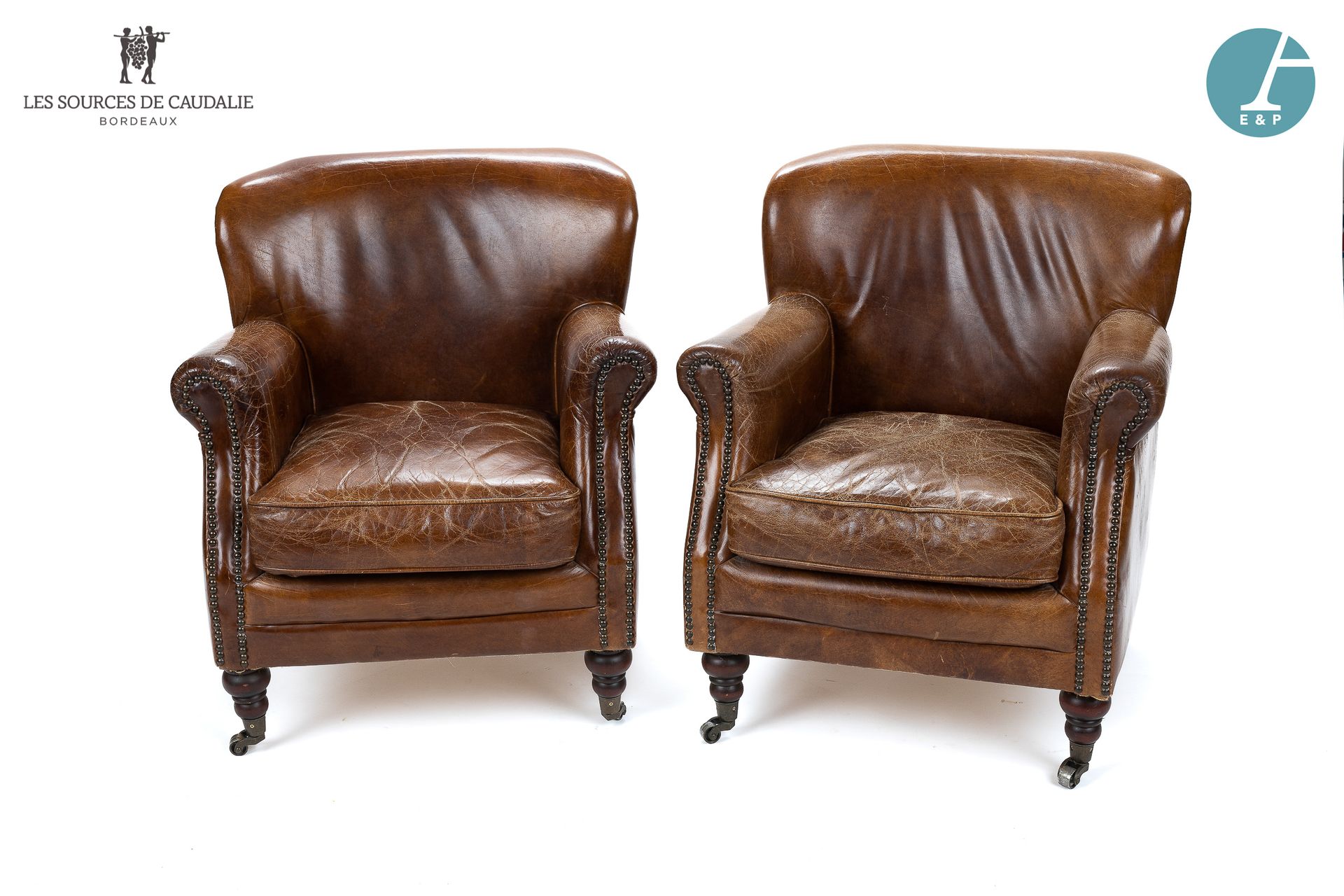 Null Paire de fauteuils club en similicuir marron, pieds avant roulette.

H : 77&hellip;