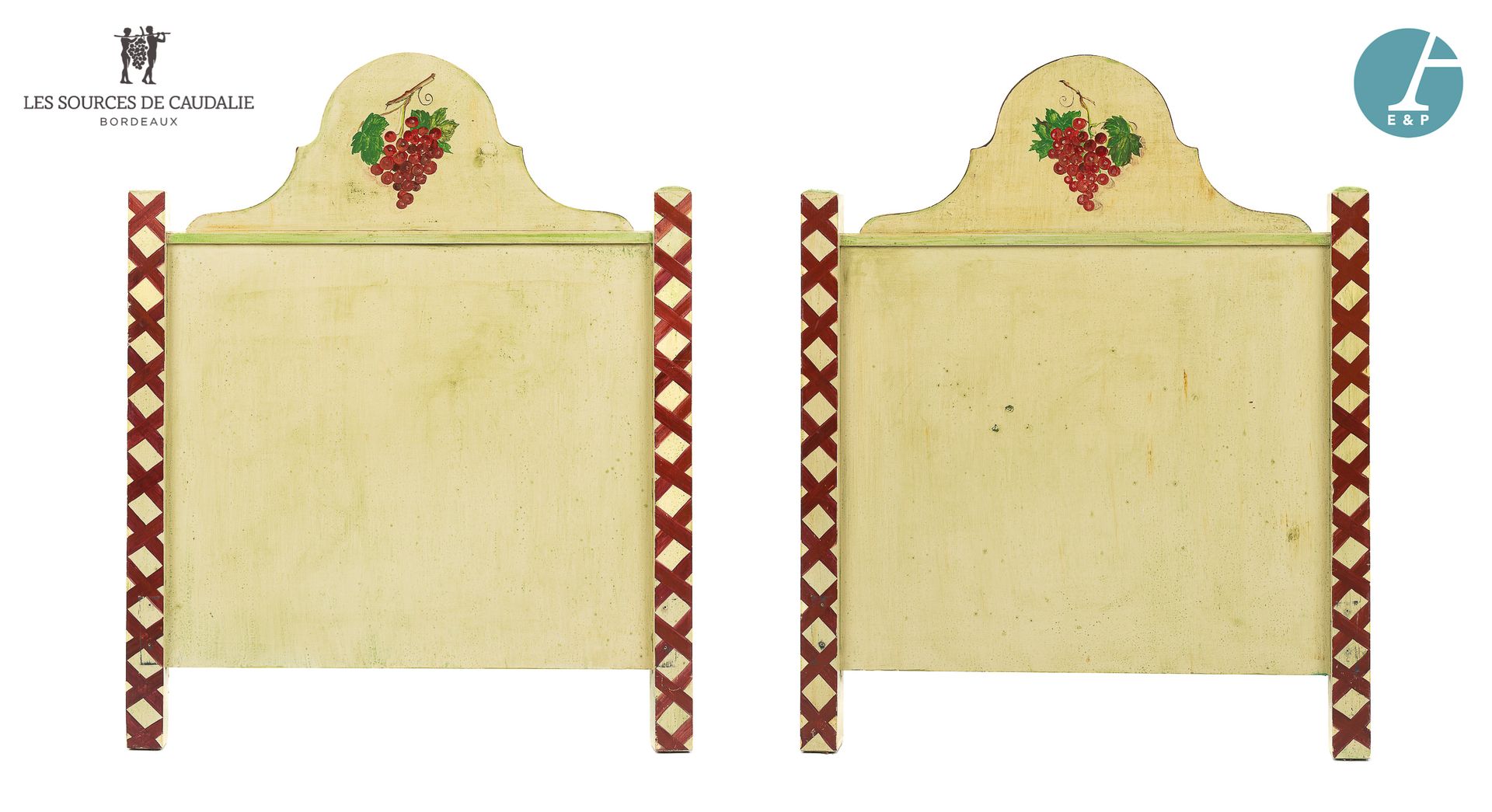 Null 从7号房间 "Le Vigneron "开始

两块涂漆的木质床头板上有十字架和葡萄的装饰。

高：123.5厘米 - 宽：100厘米（一个床头板）。
