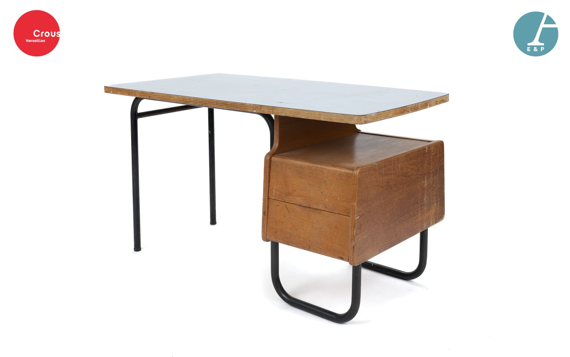 Null 罗伯特-查罗伊设计师Mobilor Editeur收集的凡尔赛学院的危机信息 

为安东尼的让-扎伊大学宿舍配备的家具

橡木和橡木饰面的办公桌，有一&hellip;