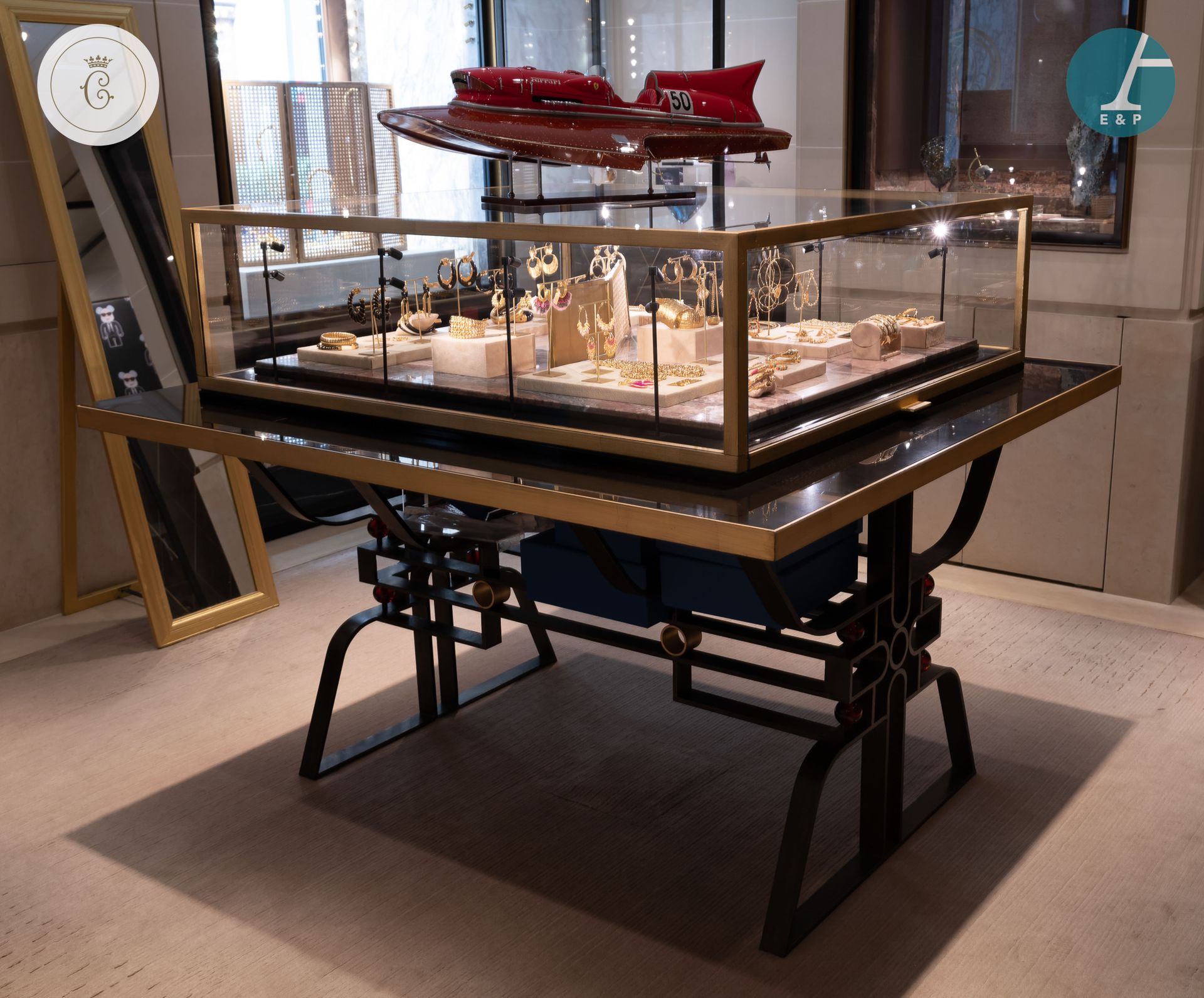 Null 
Dalla boutique dell'Hôtel de Crillon

Design Tristan AUER, tavolo centrale&hellip;