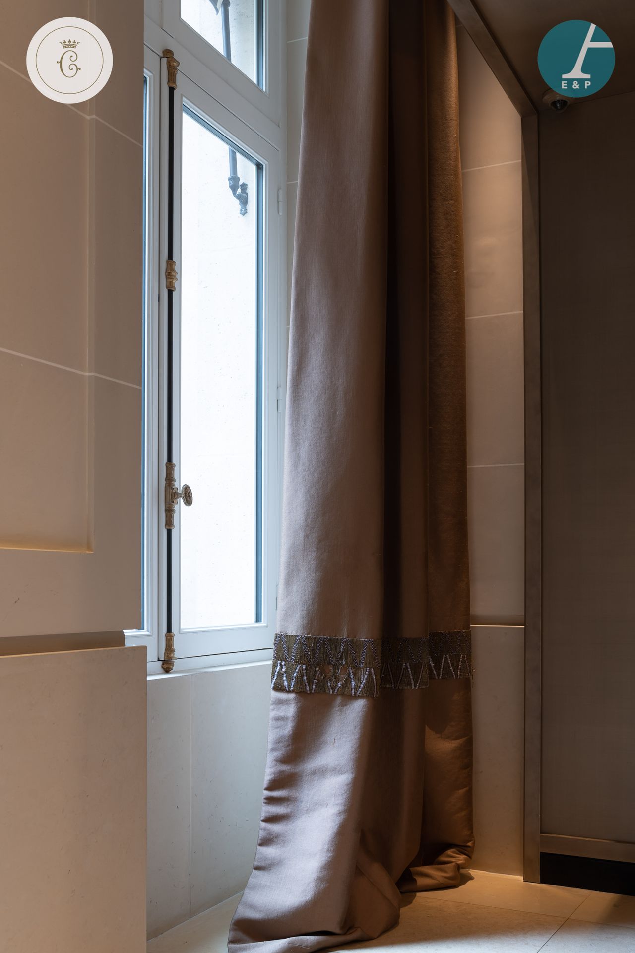 Null 
来自克里荣酒店的奥蒙餐厅的消息




一对铜色和金色缎子面料的窗帘




高：330厘米 - 宽：160厘米（每个）。









家具在&hellip;