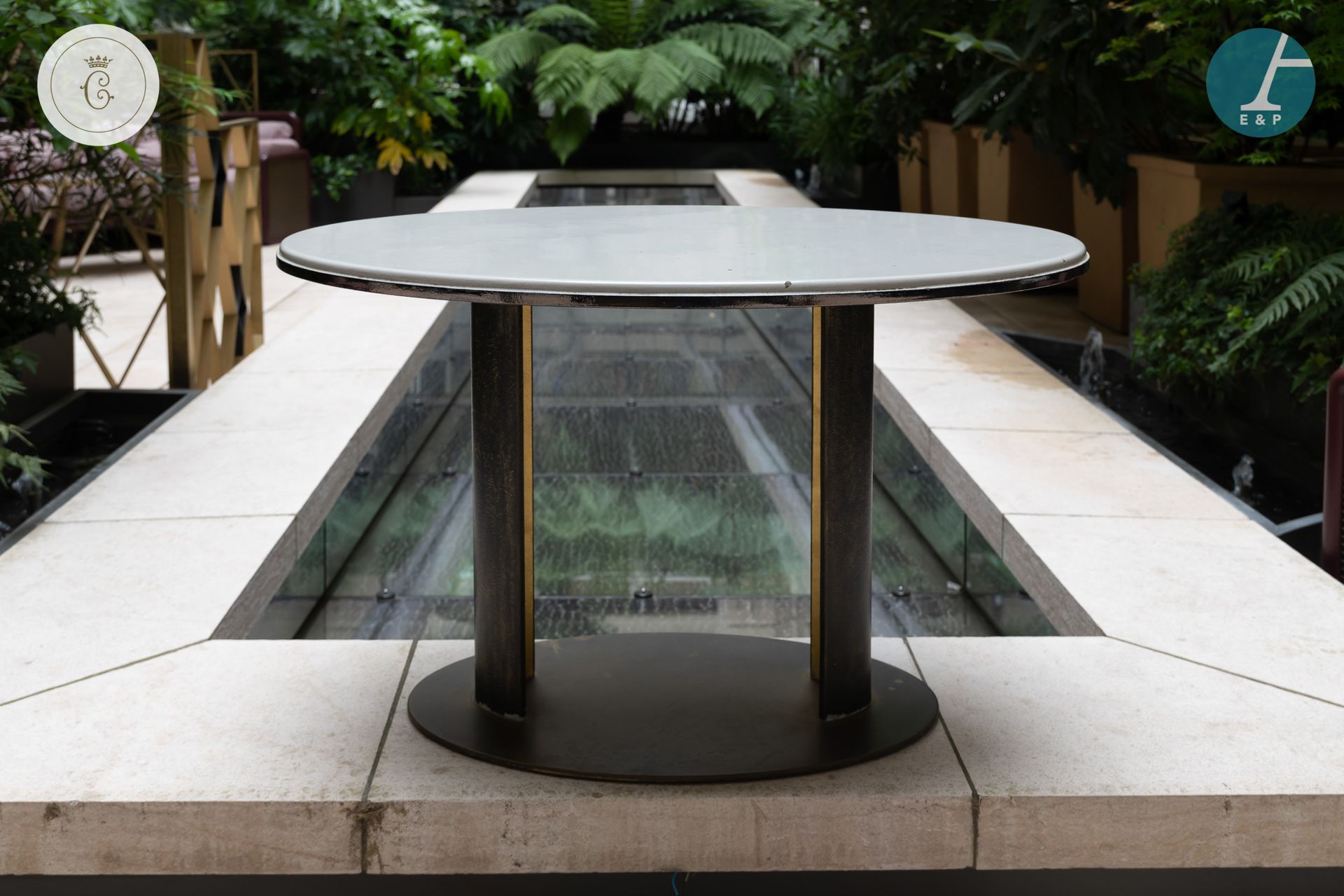 Null 
从克里永酒店的加布里埃尔平台出发





设计Tristan AUER，餐厅桌子，浅灰色珐琅质椭圆形桌面，黑色和金色漆面金属底座。





使用&hellip;
