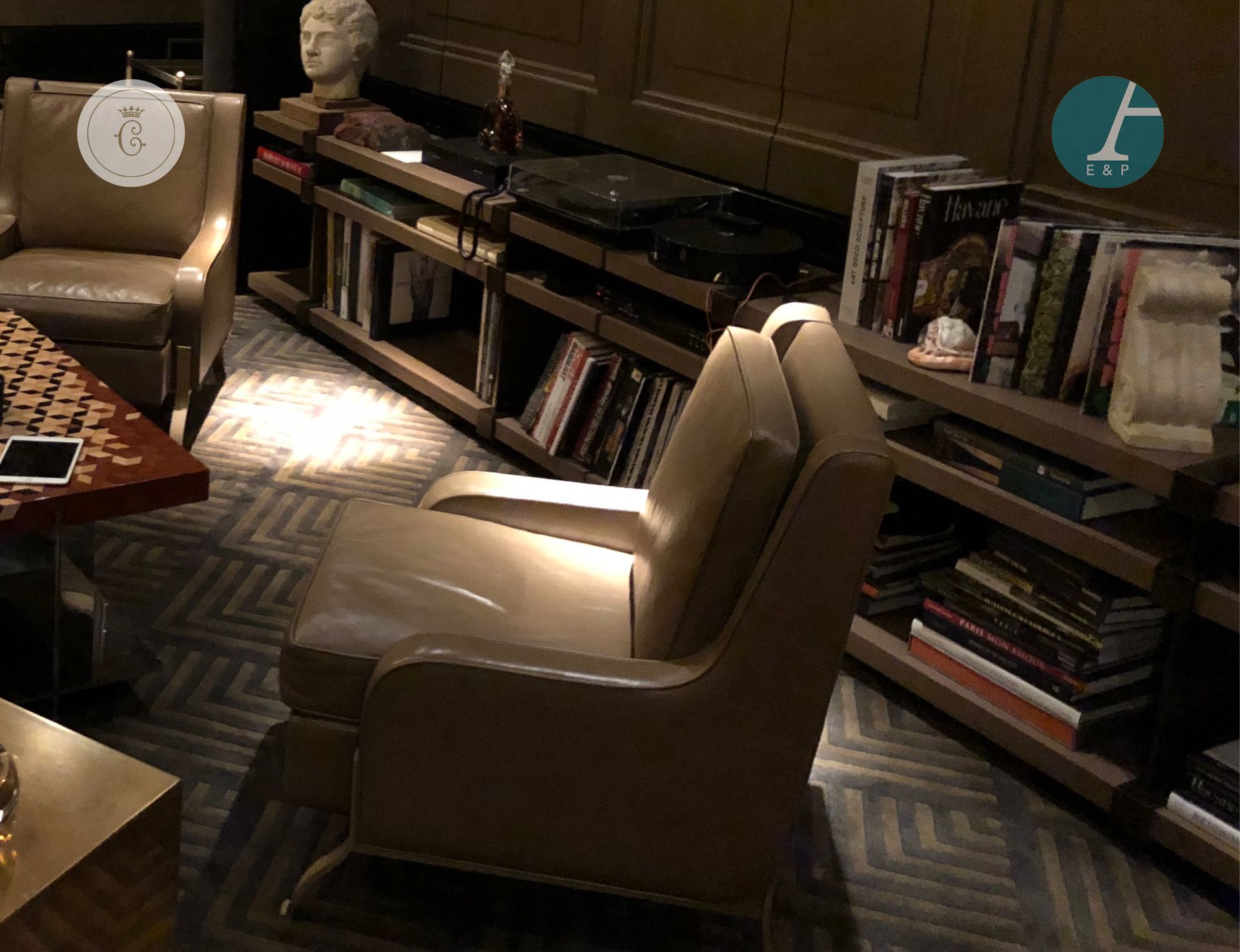 Null 来自克里龙酒店的雪茄酒廊

设计Tristan AUER，一对舒适的俱乐部椅子，装饰艺术风格。覆盖在米色皮革上。

使用状况。

高：48厘米 - 宽&hellip;