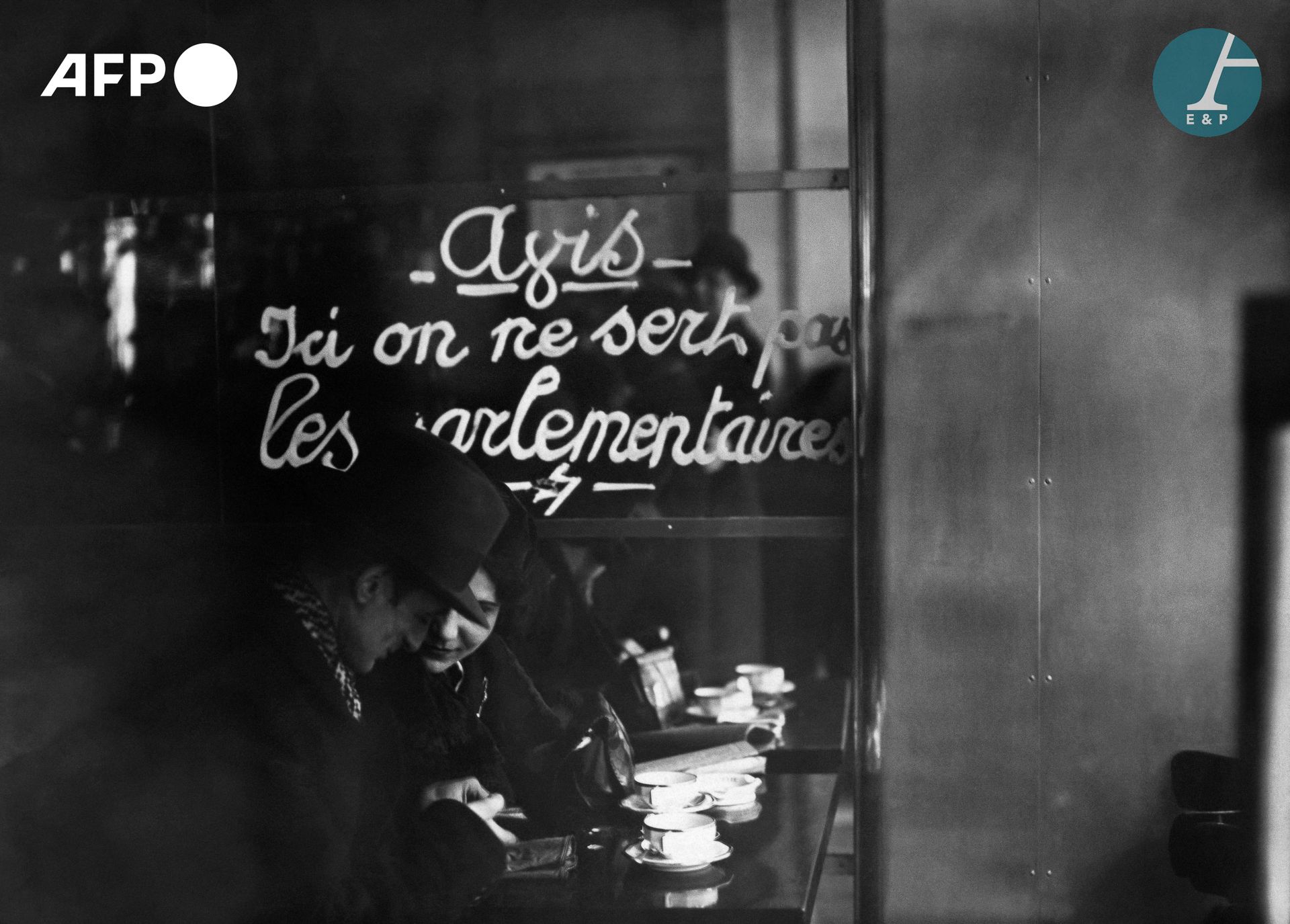 Null AFP

一家咖啡馆里的标语 "阿维斯。这里不为议员服务"。1930年代，巴黎。 

一家咖啡馆里的标志 "Avis.Ici on ne sert p&hellip;