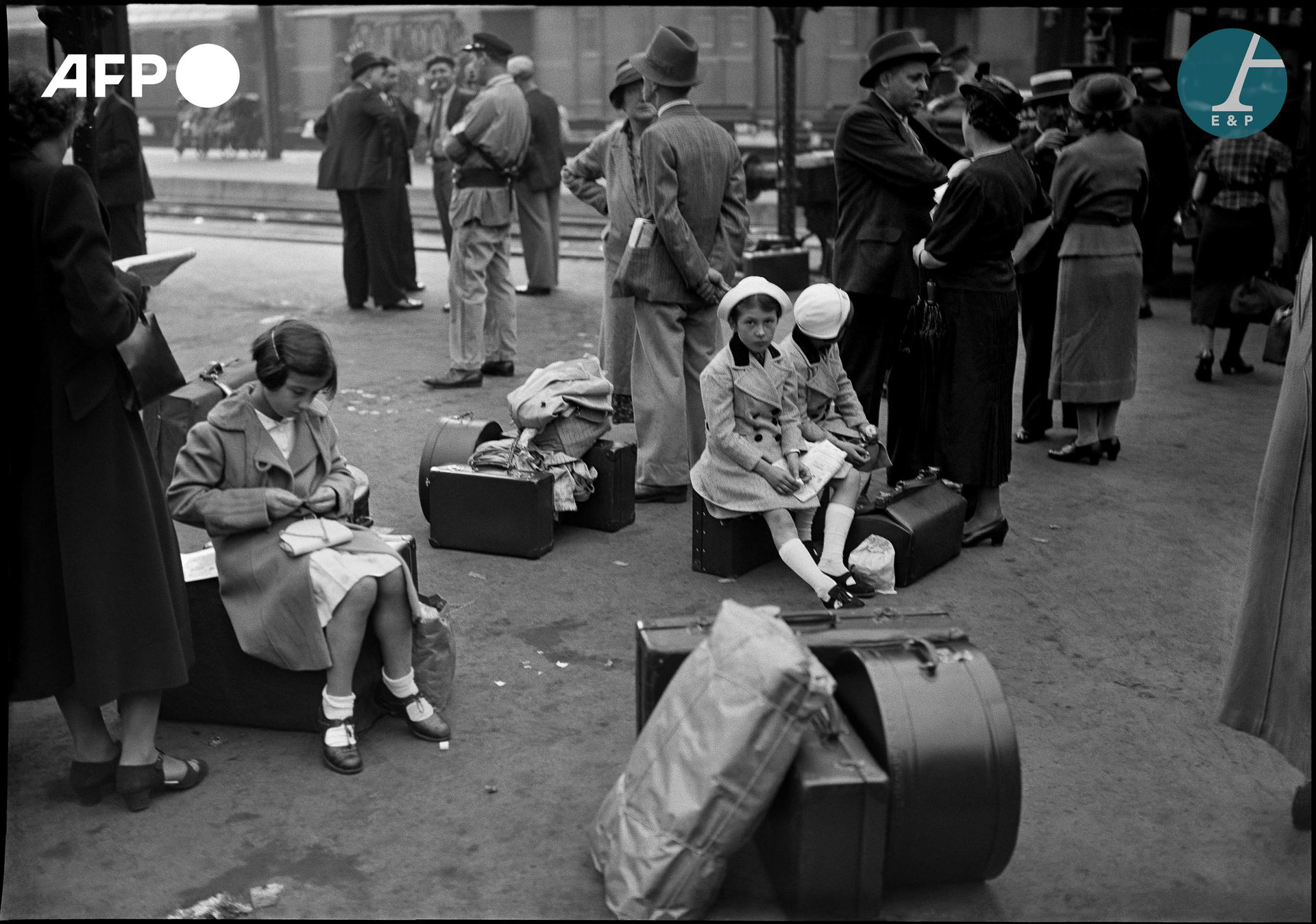 Null AFP

1938年8月7日，人们在巴黎的一个火车站出发度假。

1938年8月7日，巴黎的一个火车站，假日出发。

巴里塔纸上的银色印刷品，来自数字&hellip;