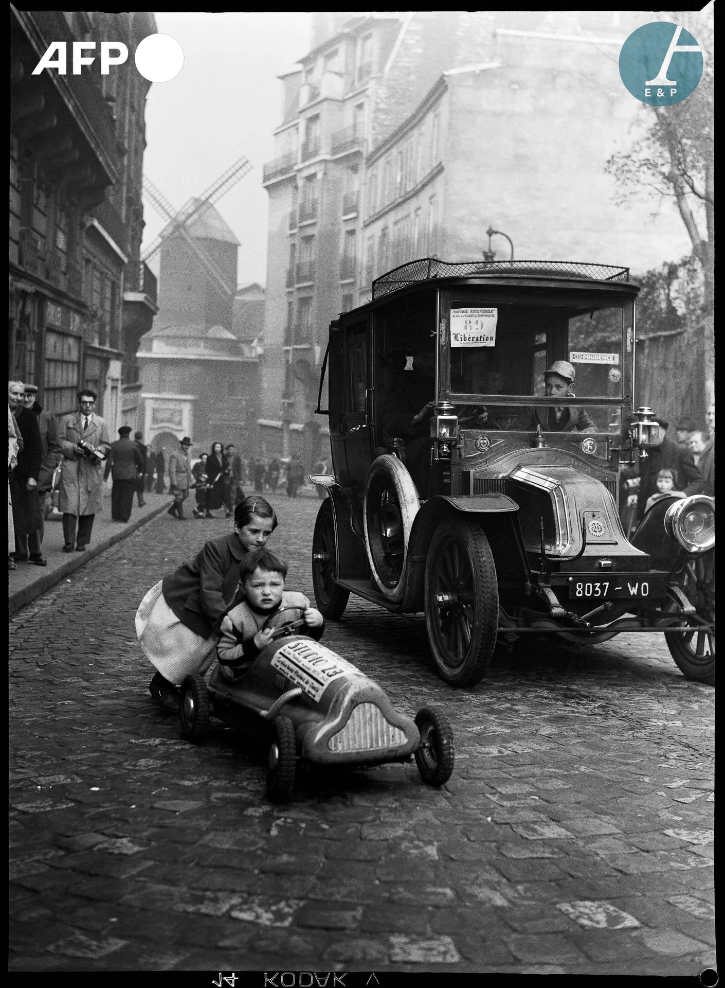 Null AFP

一个小男孩驾驶的脚踏车和一辆老式雷诺汽车参加蒙马特慢车赛。1930年代，巴黎。

两辆汽车，一辆是小男孩驾驶的脚踏车，另一辆是老式雷诺车，参&hellip;