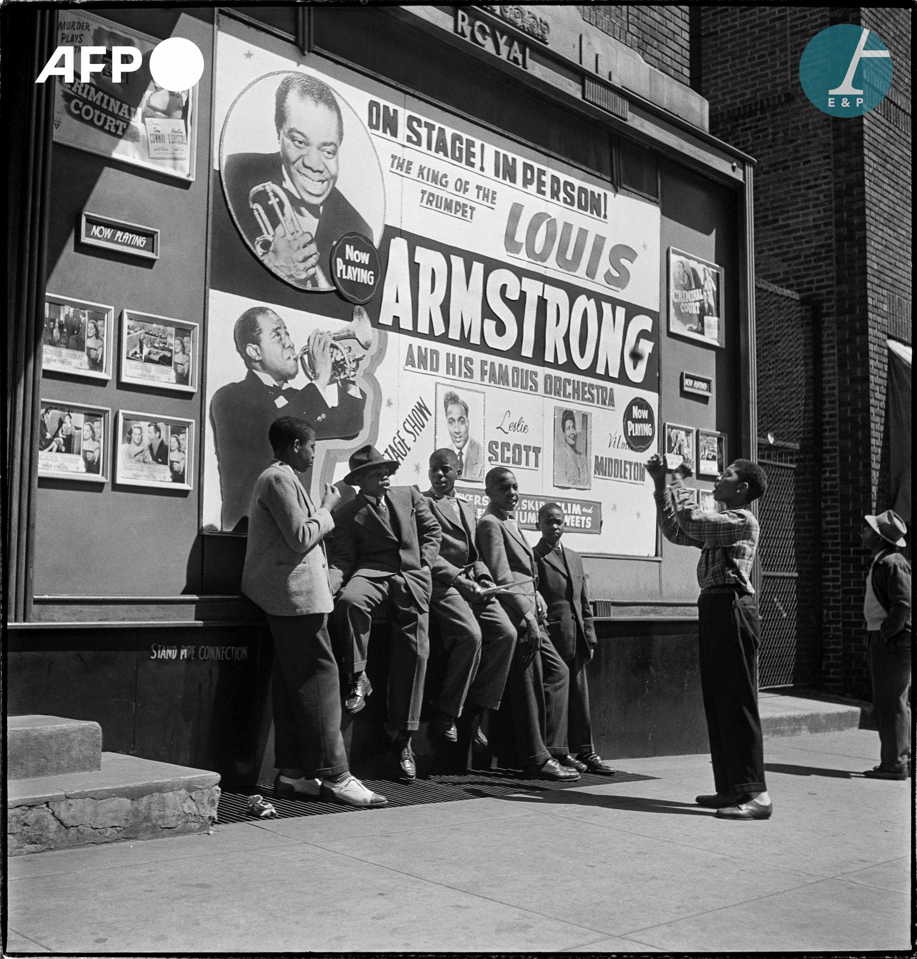 Null 
法新社--埃里克-施瓦布




人们站在一张宣传美国小号手和爵士乐手路易斯-阿姆斯特朗演出的海报前。纽约，1947年。




人们站在一张宣传美&hellip;