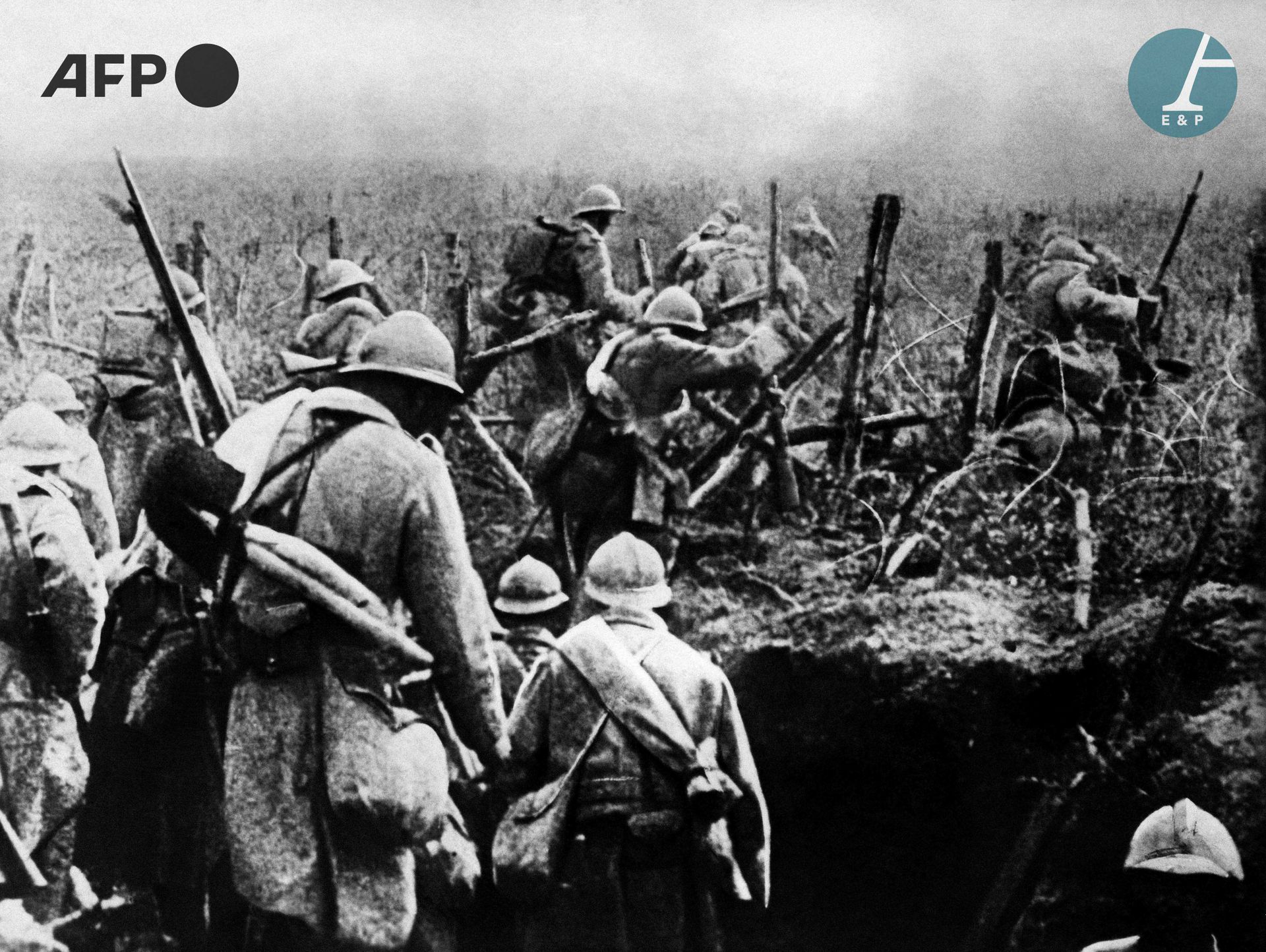 Null 
AFP 


Französische Soldaten gehen während der Schlacht um Verdun von ihre&hellip;