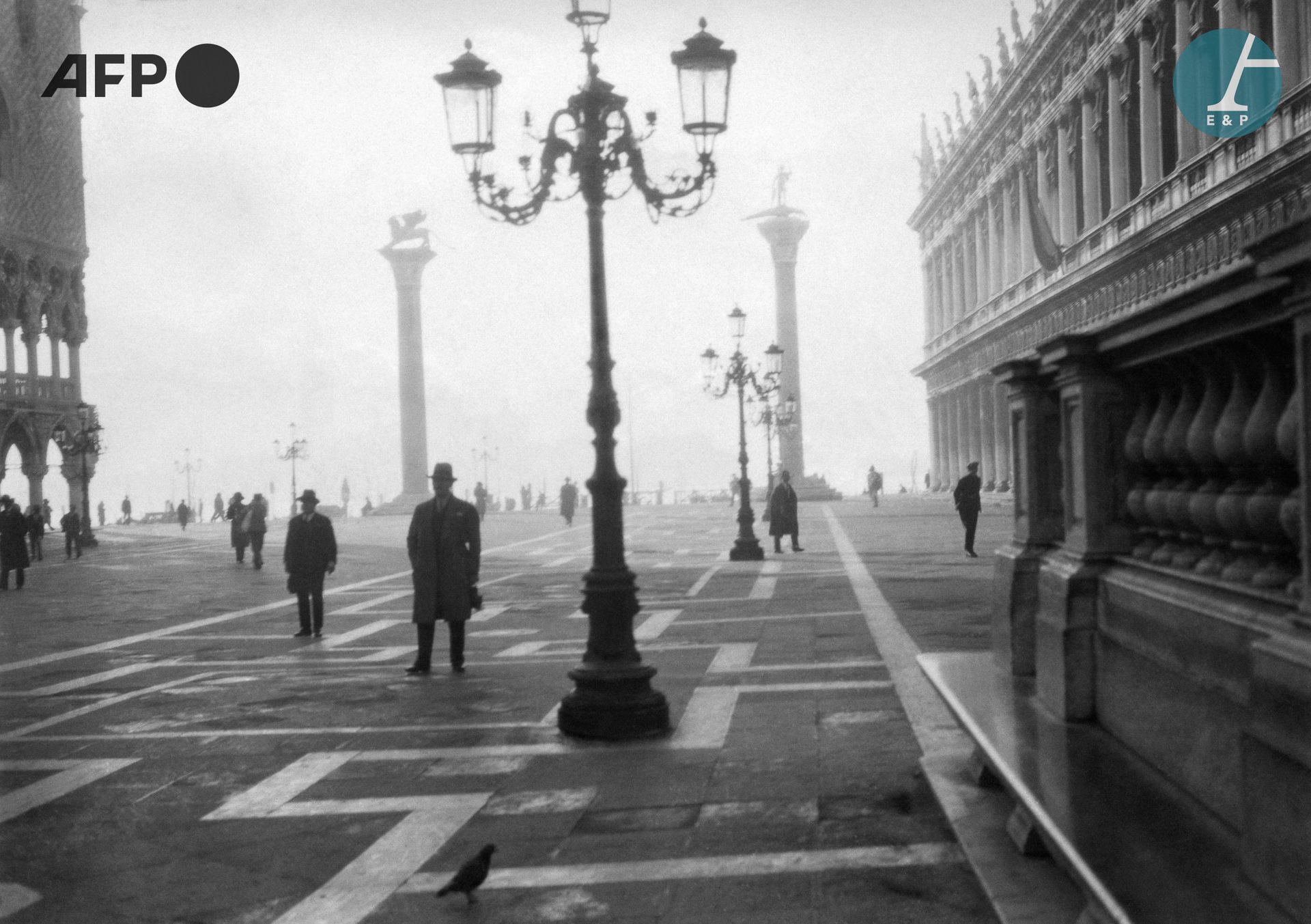 Null AFP

圣马可广场。威尼斯，1930年代。

圣玛克广场。威尼斯，1930年代

巴里塔纸上的银色印刷品，来自数字文件（黑白兰姆达打印）。右下角有干&hellip;