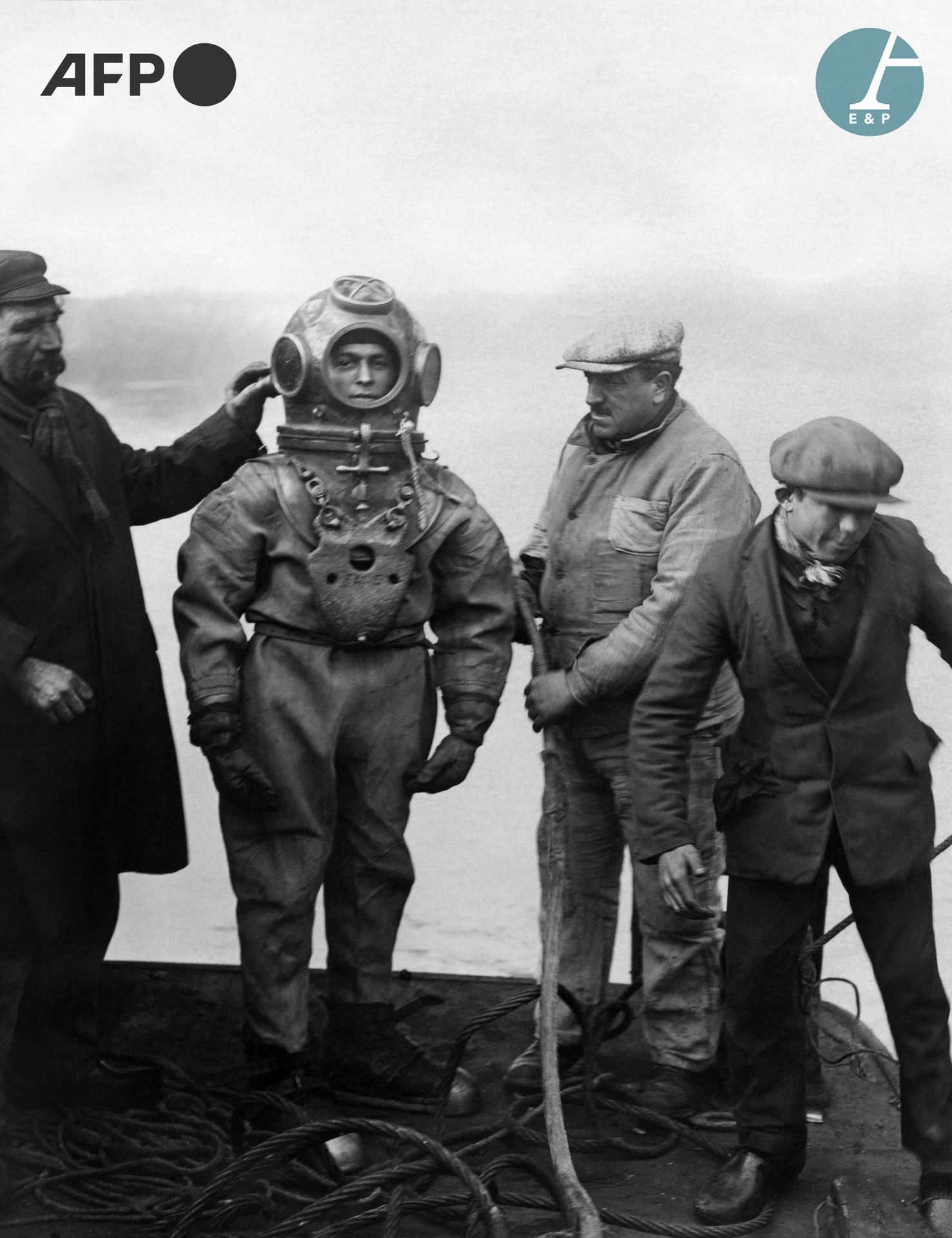 Null AFP

桥上发生事故后的潜水员。塞纳河畔埃皮奈，1930年代。

发生桥梁事故后的深海潜水员。塞纳河畔埃皮奈，1930年代。

巴里塔纸上的银版画，&hellip;