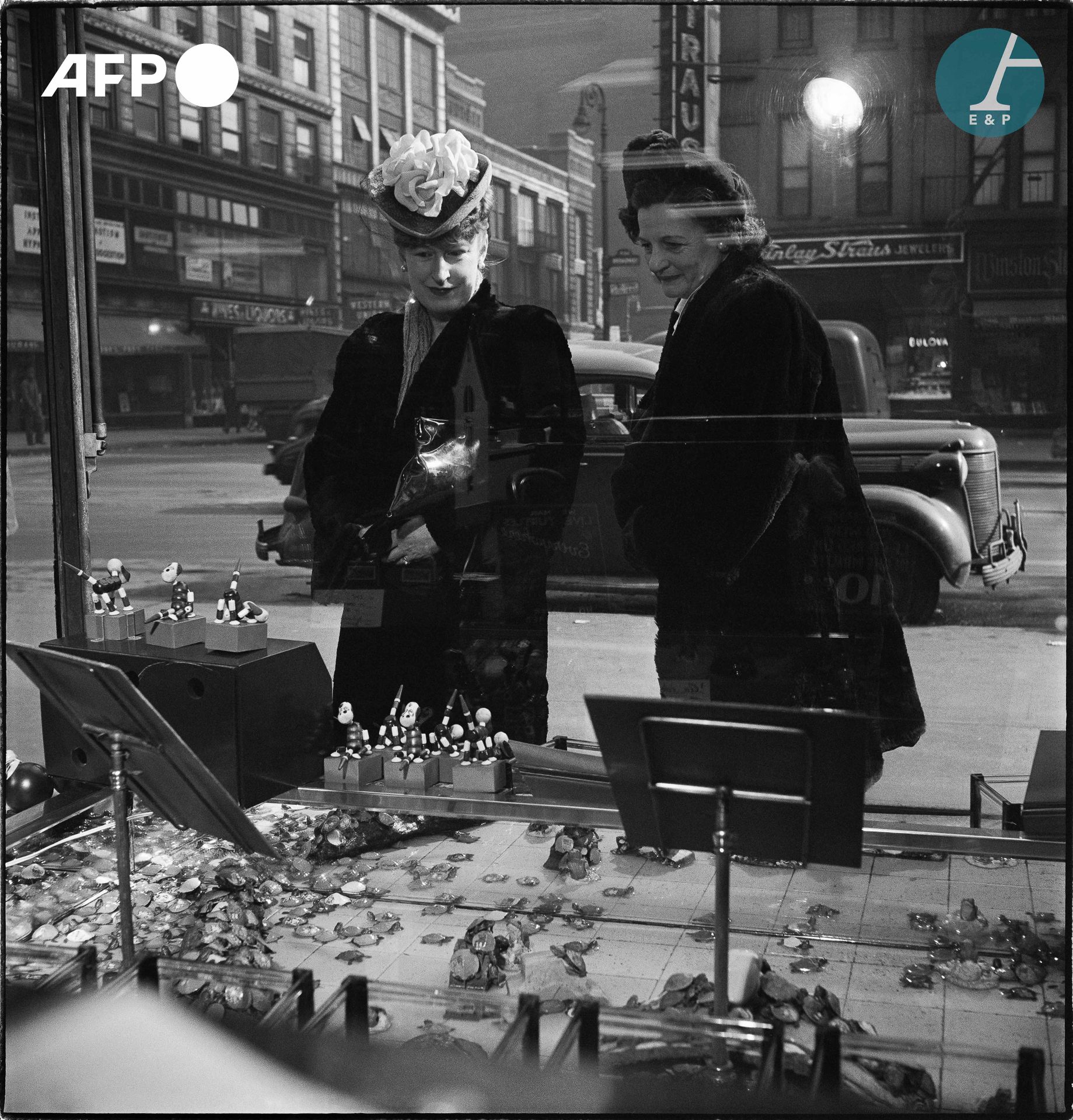 Null 
AFP - Eric SCHWAB


Two women, wearing fur coats and hats, look at hundred&hellip;