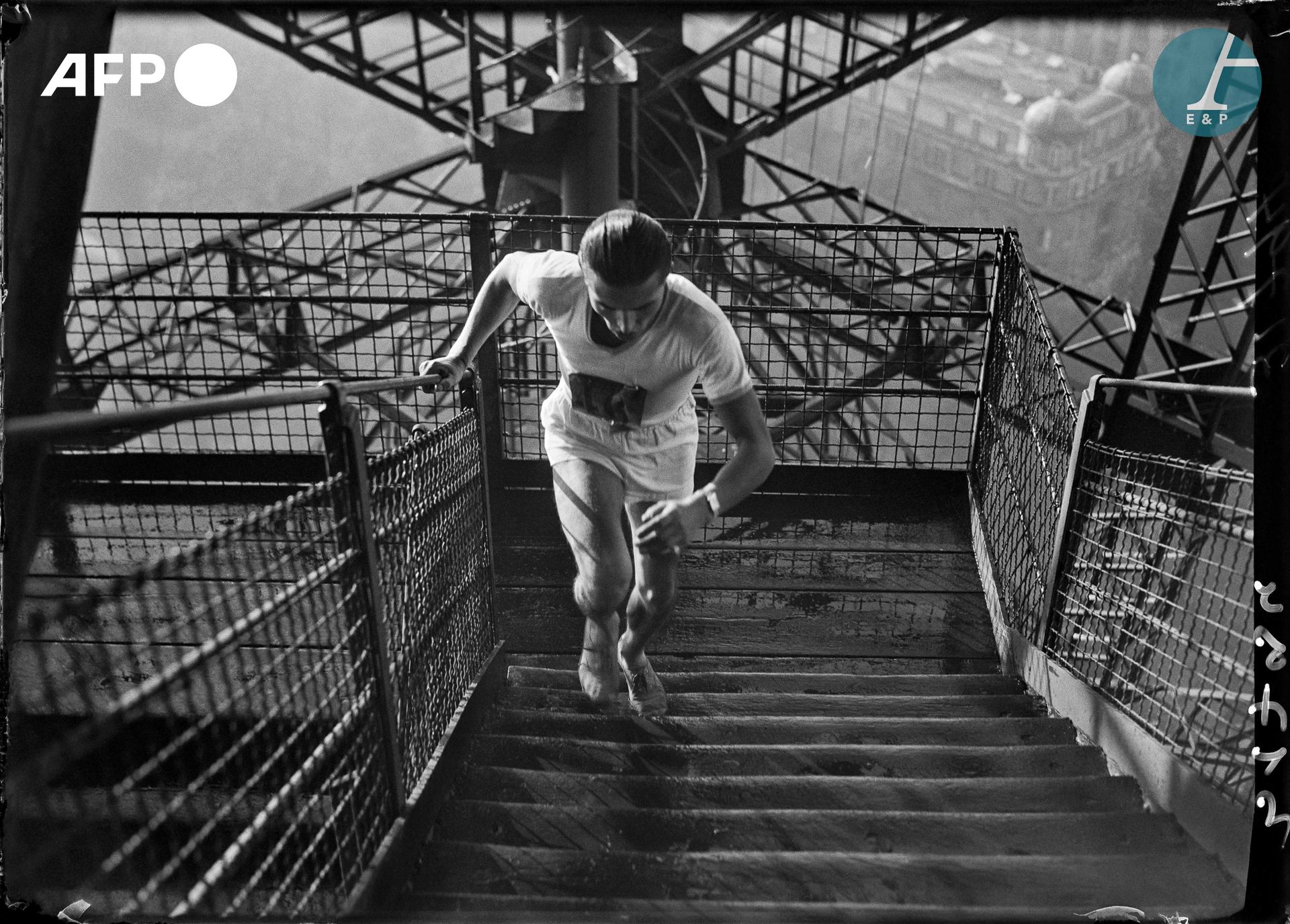 Null AFP

参加 "楼梯锦标赛 "的人，该活动包括在创纪录的时间内到达埃菲尔铁塔的第二层。1946年10月26日，巴黎。

参加 "楼梯锦标赛 "的人，&hellip;