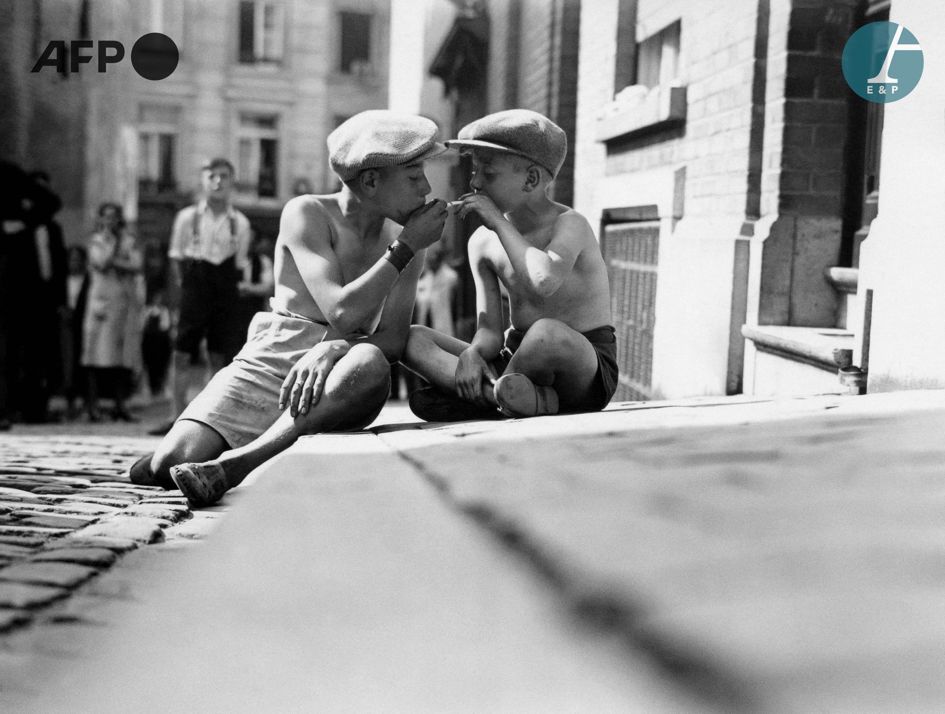 Null AFP

1936年6月，两个年轻男孩在街上抽烟。

1936年6月，两个年轻男孩在街上吸烟。

银色印刷在重晶石纸上，来自一个数字文件（黑白兰姆达印&hellip;