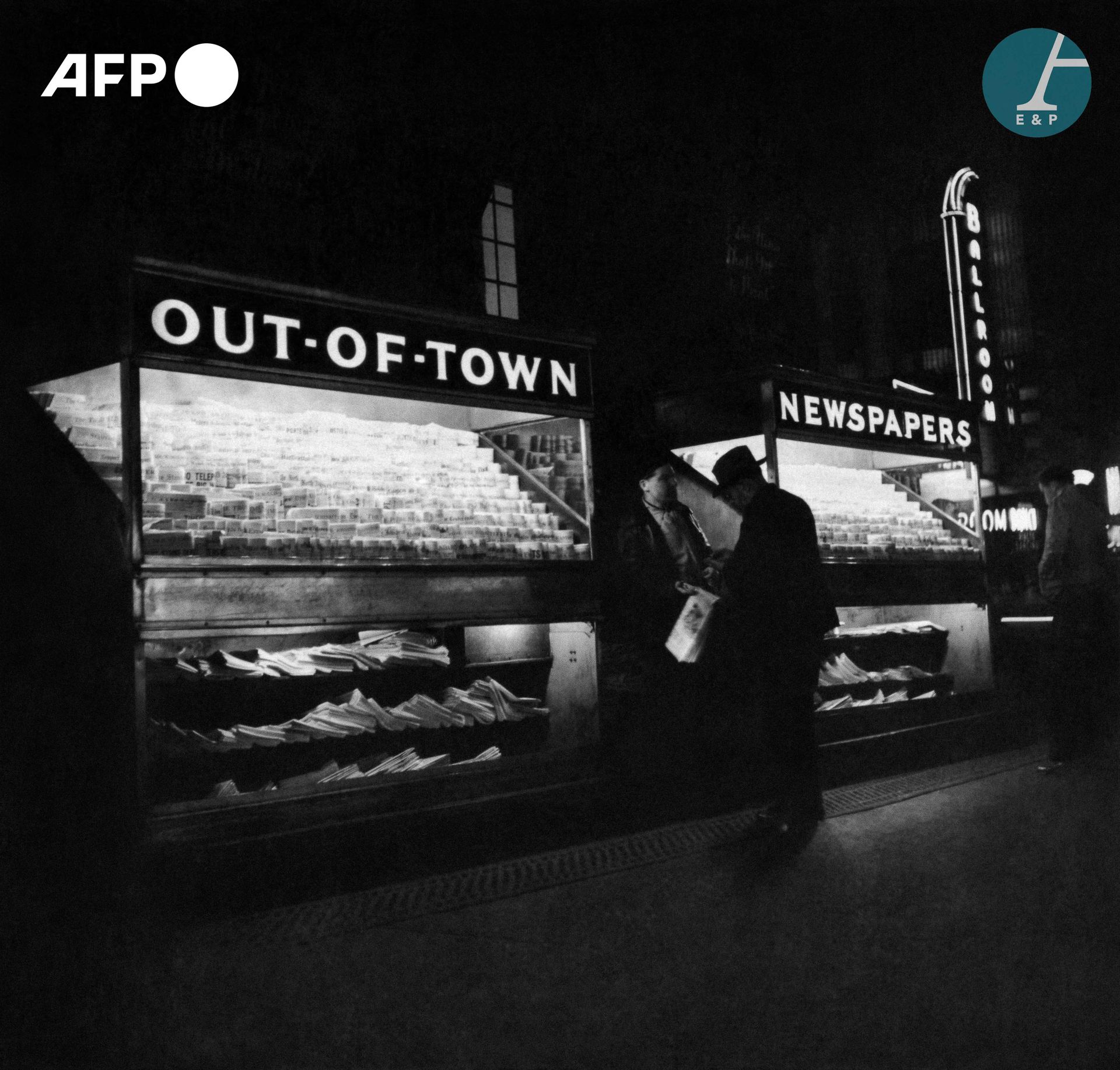 Null 
法新社--埃里克-施瓦布


在时代广场，一名男子在一家 "Out of Town "报社购买报纸，该报社日夜营业，销售美国所有的报纸。1947年，&hellip;